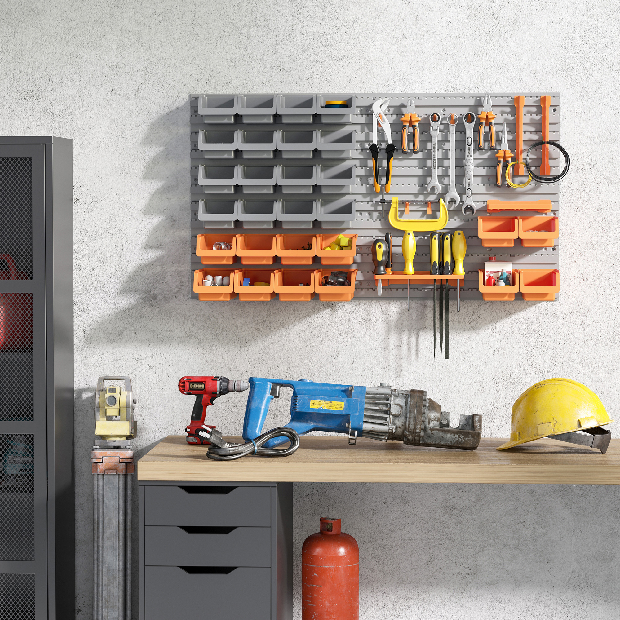 Un banco de trabajo con herramientas eléctricas, casco amarillo y un panel con cajas de almacenamiento y herramientas.