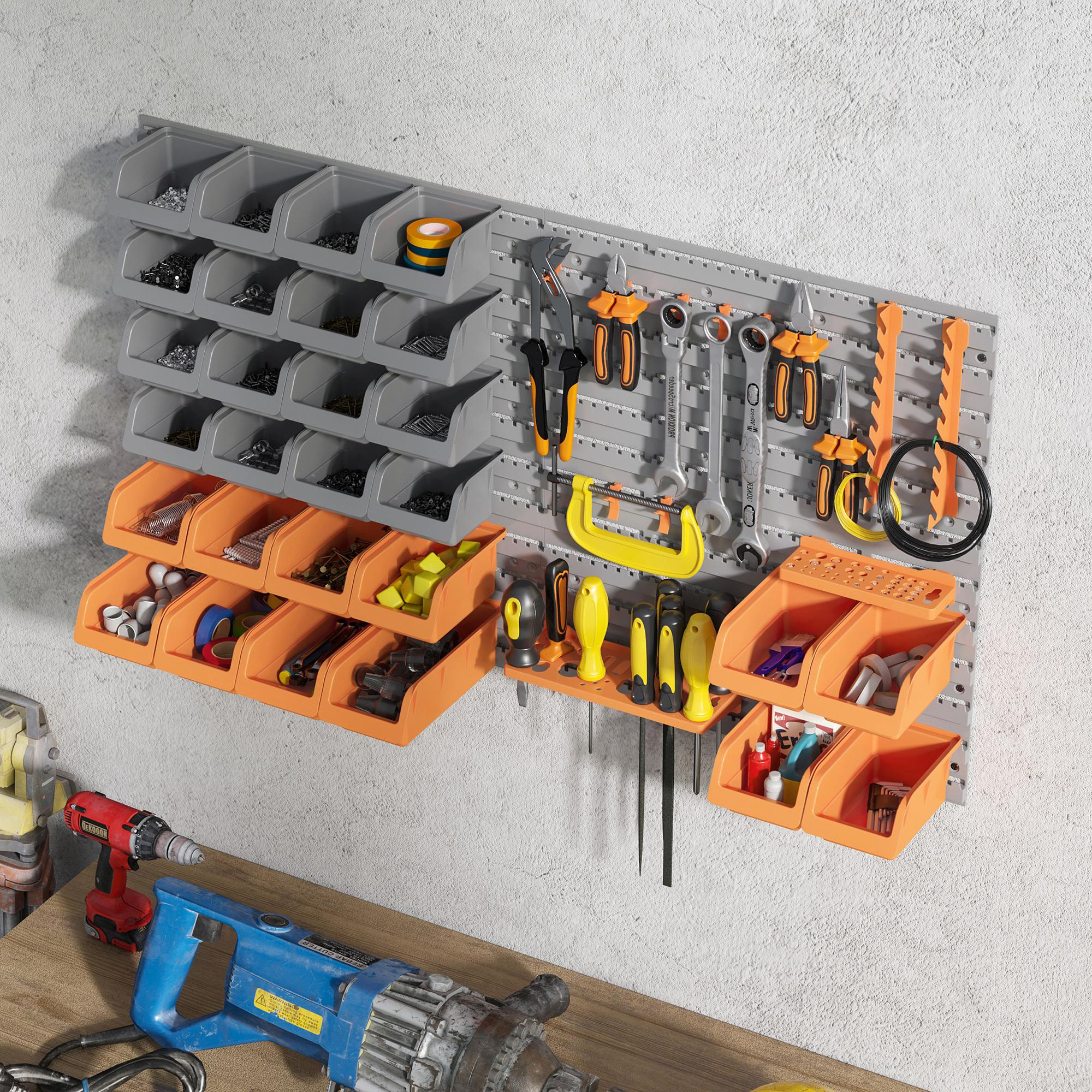 Organizador de herramientas de pared gris y naranja con cajones, herramientas colgantes, alicates y destornilladores.