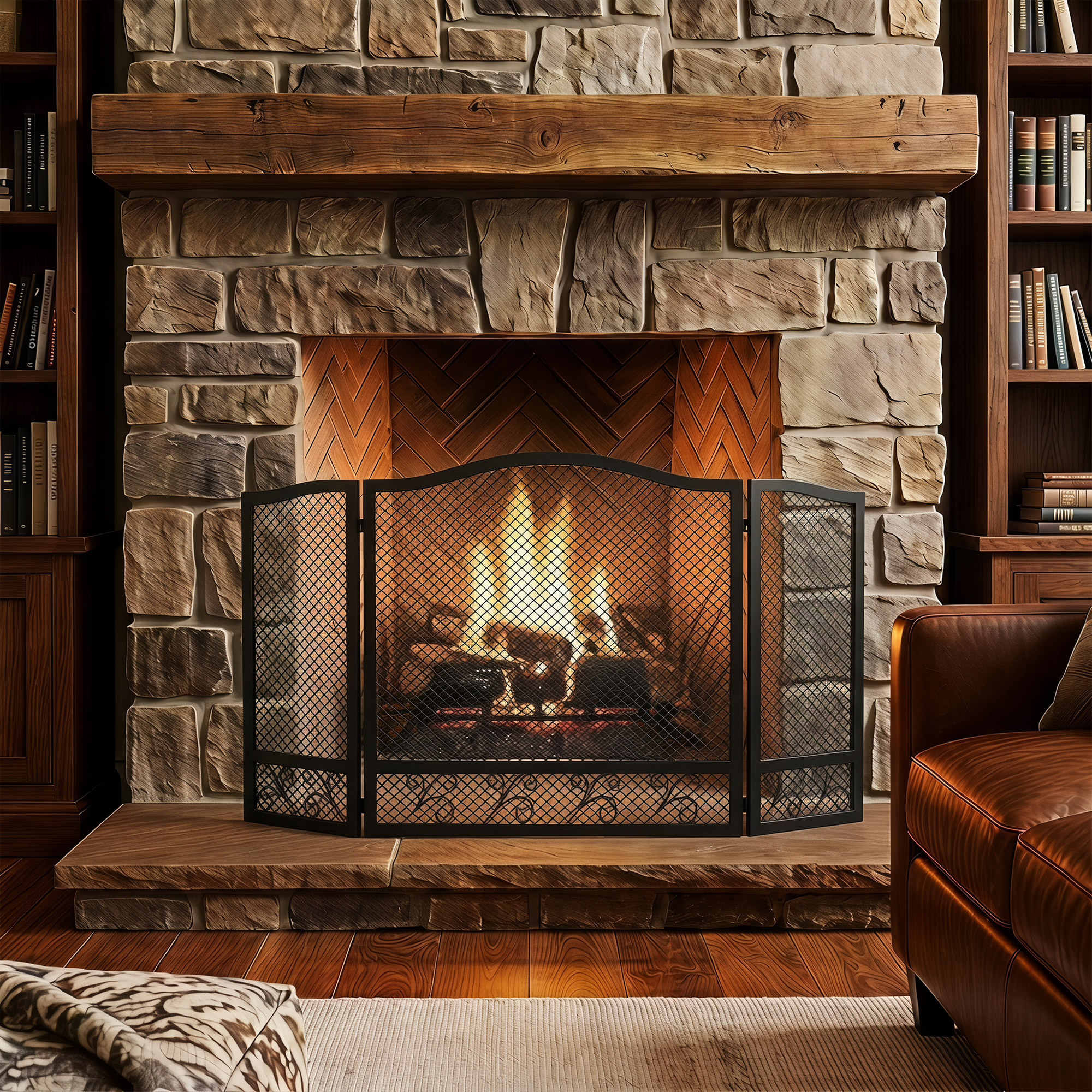 Una chimenea de piedra con fuego brillante detrás de una pantalla de metal negro, flanqueada por estanterías.