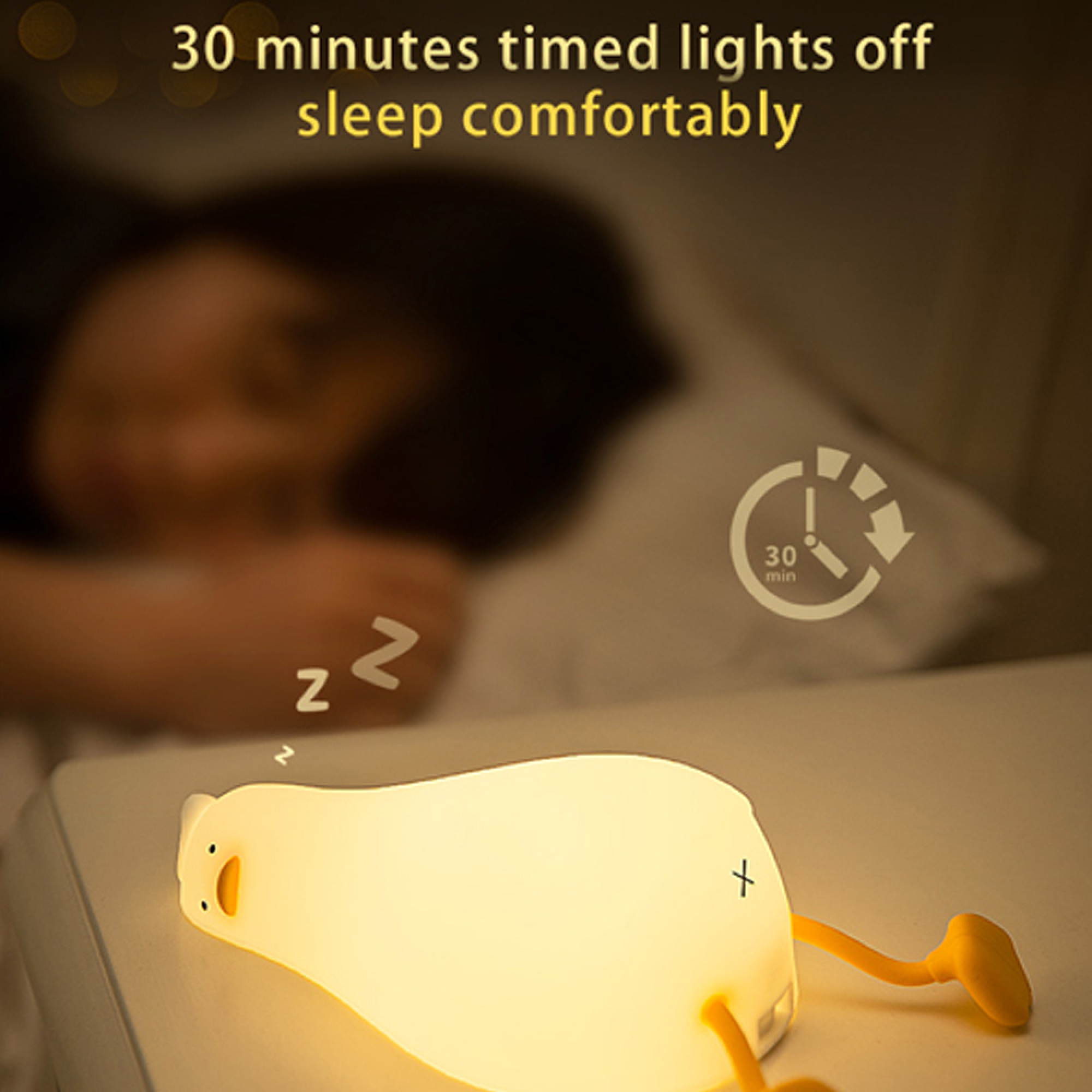 Eine Entenlampe leuchtet auf einem Tisch, während jemand im Hintergrund schläft.