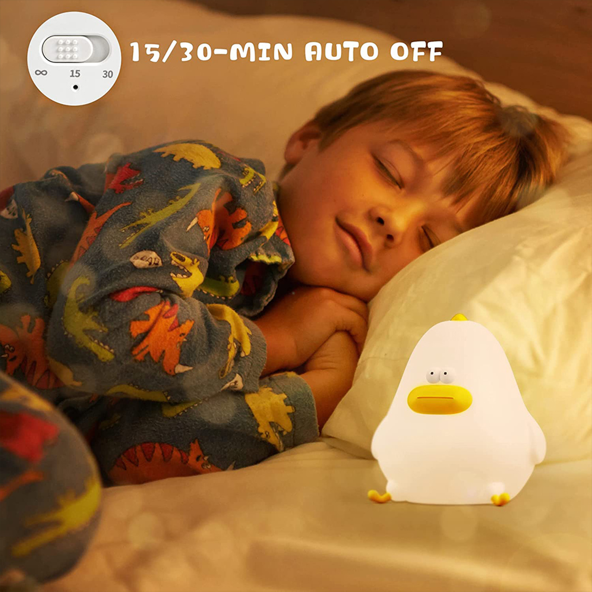 Ein Junge schläft in Dinosaurier-Pyjamas neben einer weißen Entenlampe auf dem Bett.