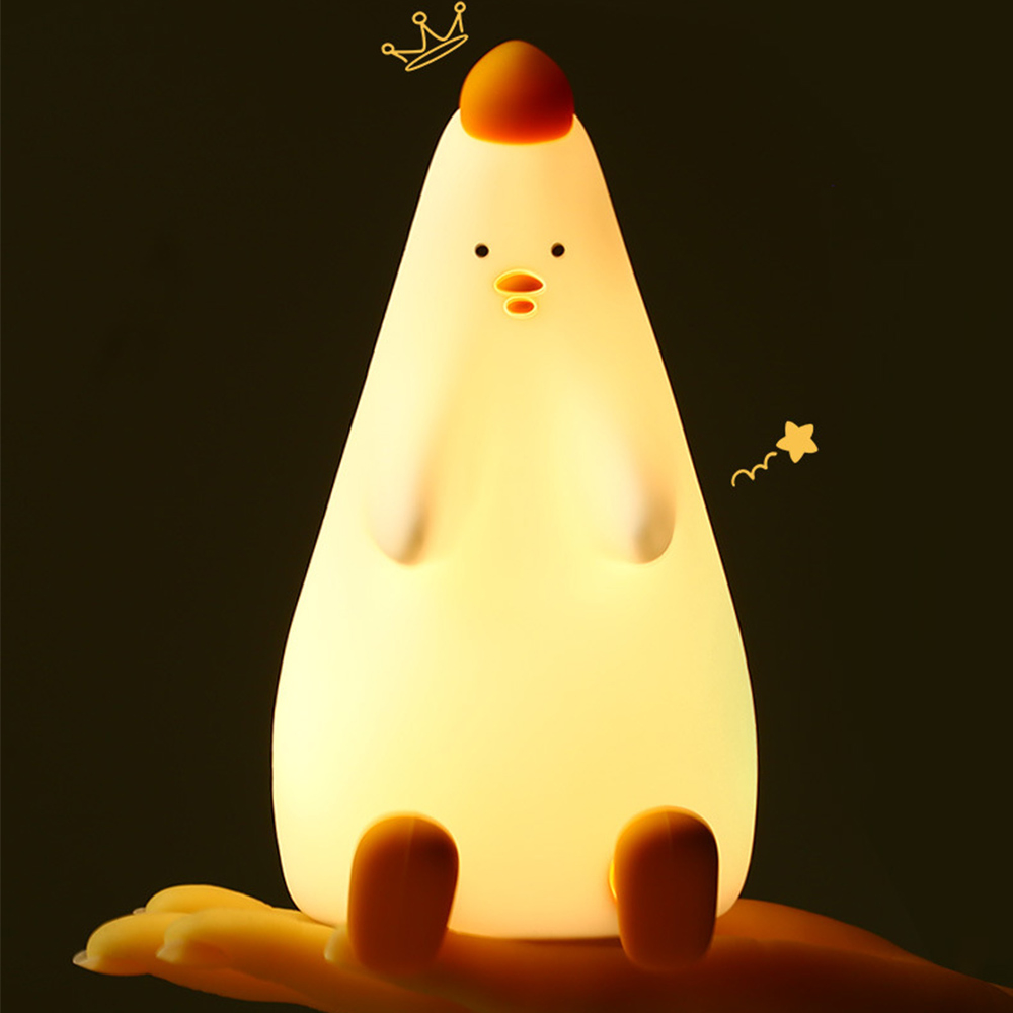Eine niedliche, leuchtende Entenlampe sitzt auf einer Hand vor dunklem Hintergrund mit gezeichneter Krone.