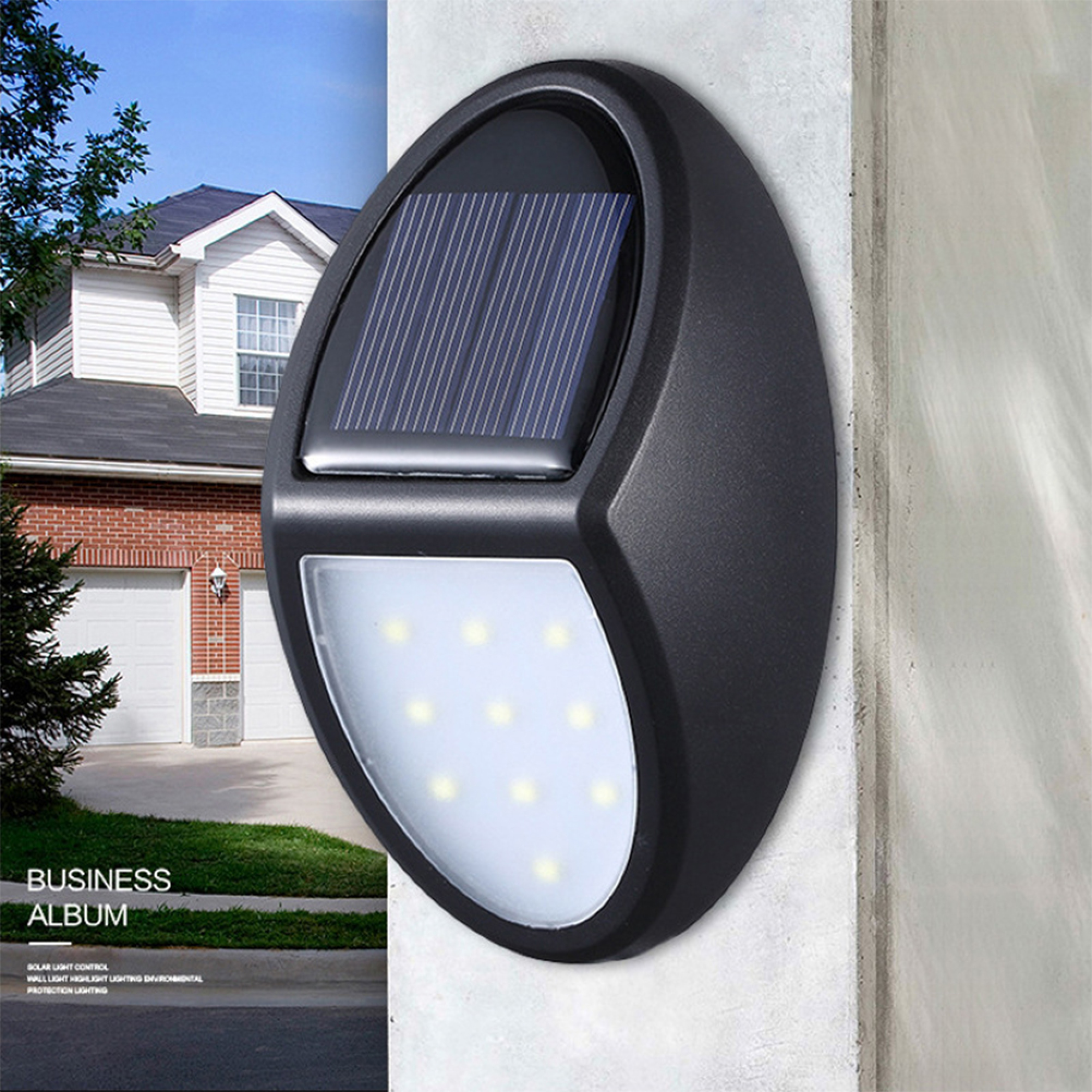 Eine schwarze Solarlampe mit LED-Lichtern und Solarpanel an einer hellen Wand, im Hintergrund ein Haus.