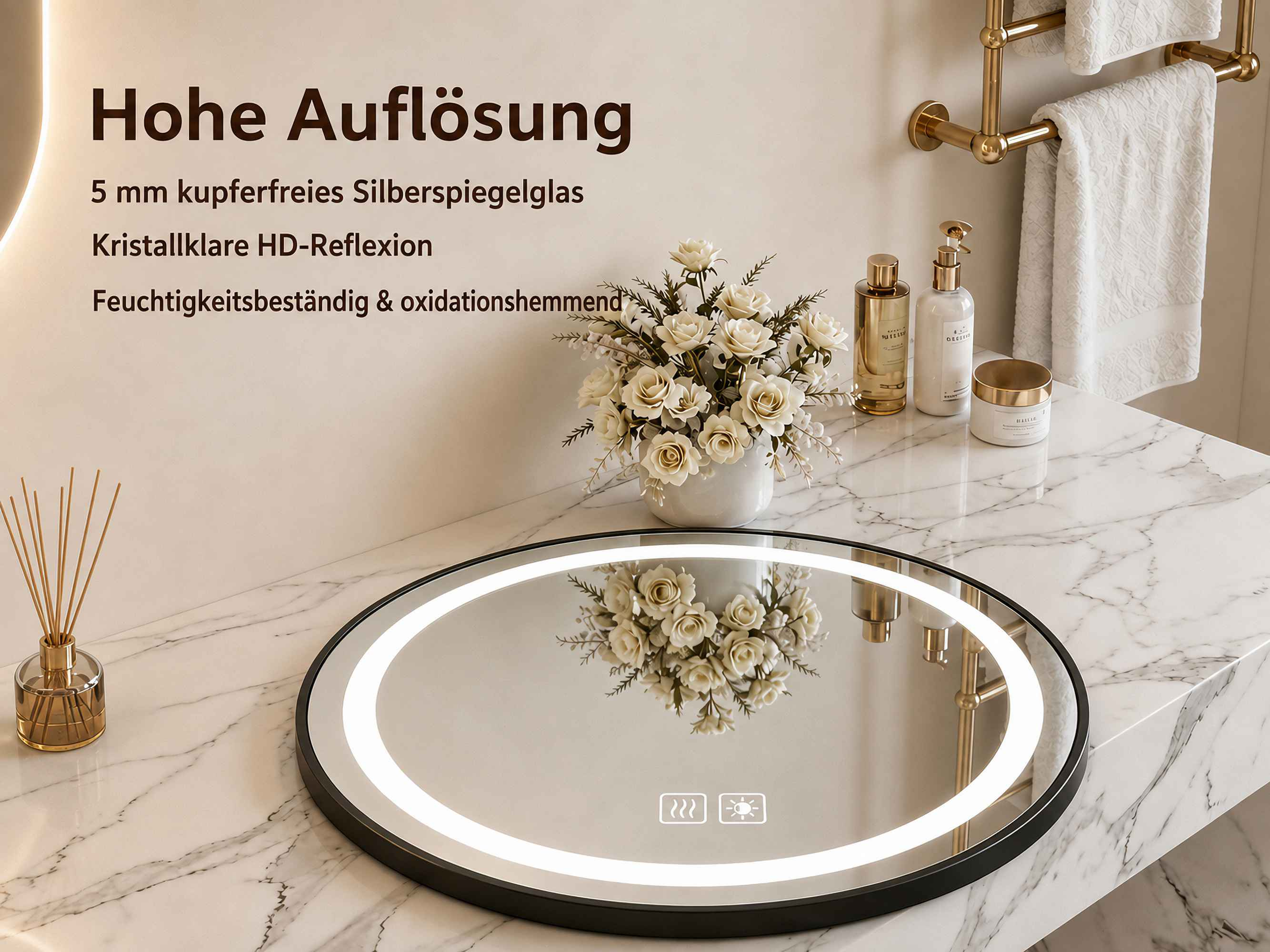 Beleuchteter runder Spiegel auf Marmorwaschtisch mit Blumen, Flaschen und Handtuchhalter.
