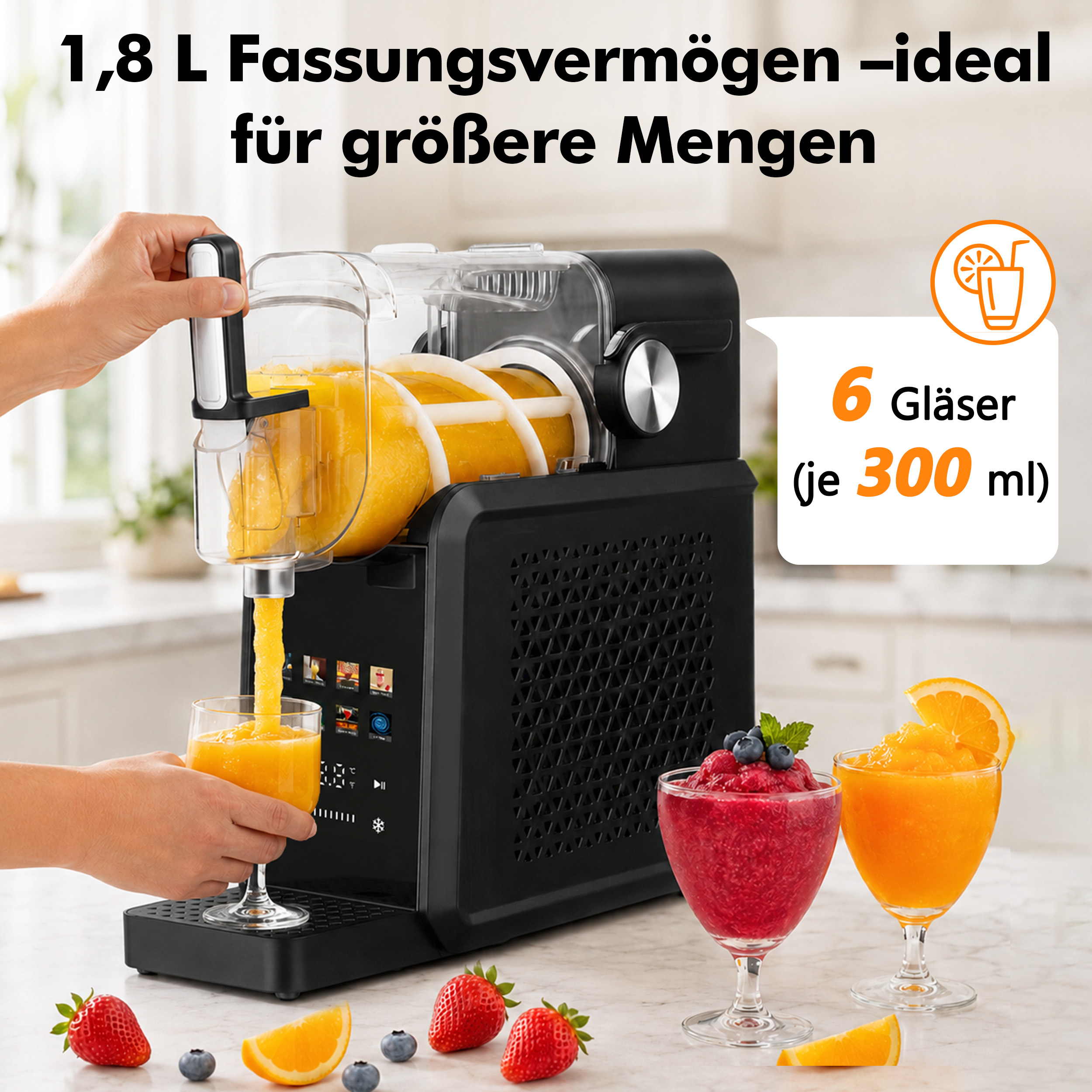 Eine schwarze Saftmaschine gießt Orangensaft in ein Glas. Daneben stehen Früchte und Gläser mit Beeren und Orangen.