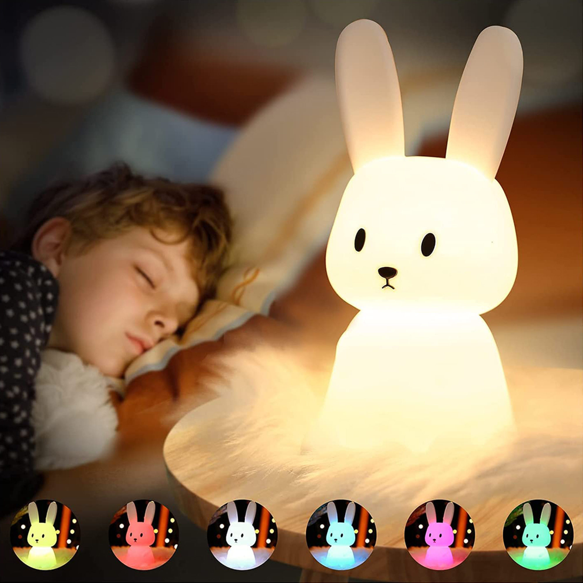 Eine leuchtende Hasen-Nachtlampe steht auf einem Tisch, während ein Kind im Hintergrund friedlich schläft.