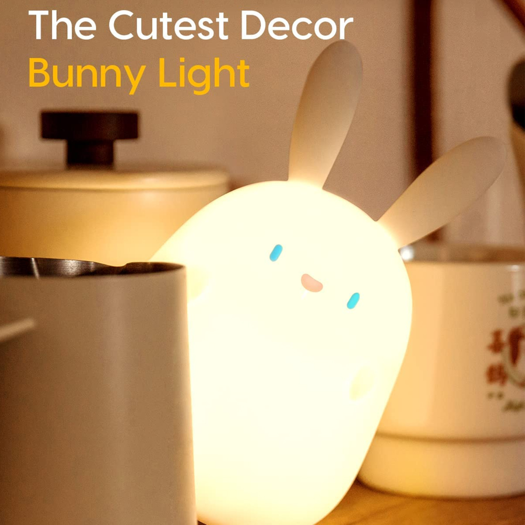 Eine süße, leuchtende Hasenlampe steht auf einem Küchentresen zwischen Kochgeschirr.