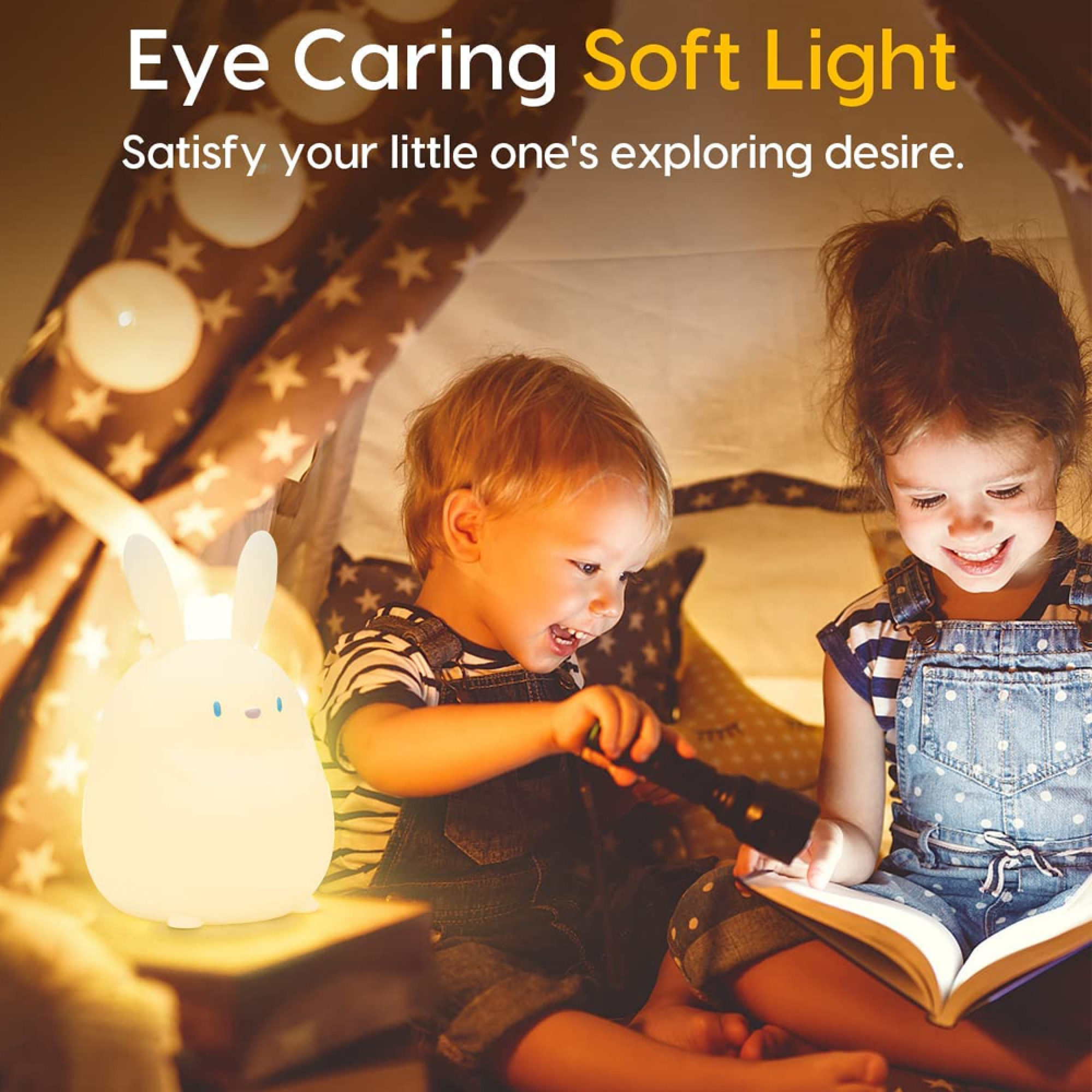 Zwei Kinder lesen mit einer Taschenlampe in einem Zelt, neben einer Hasen-Nachtlampe.