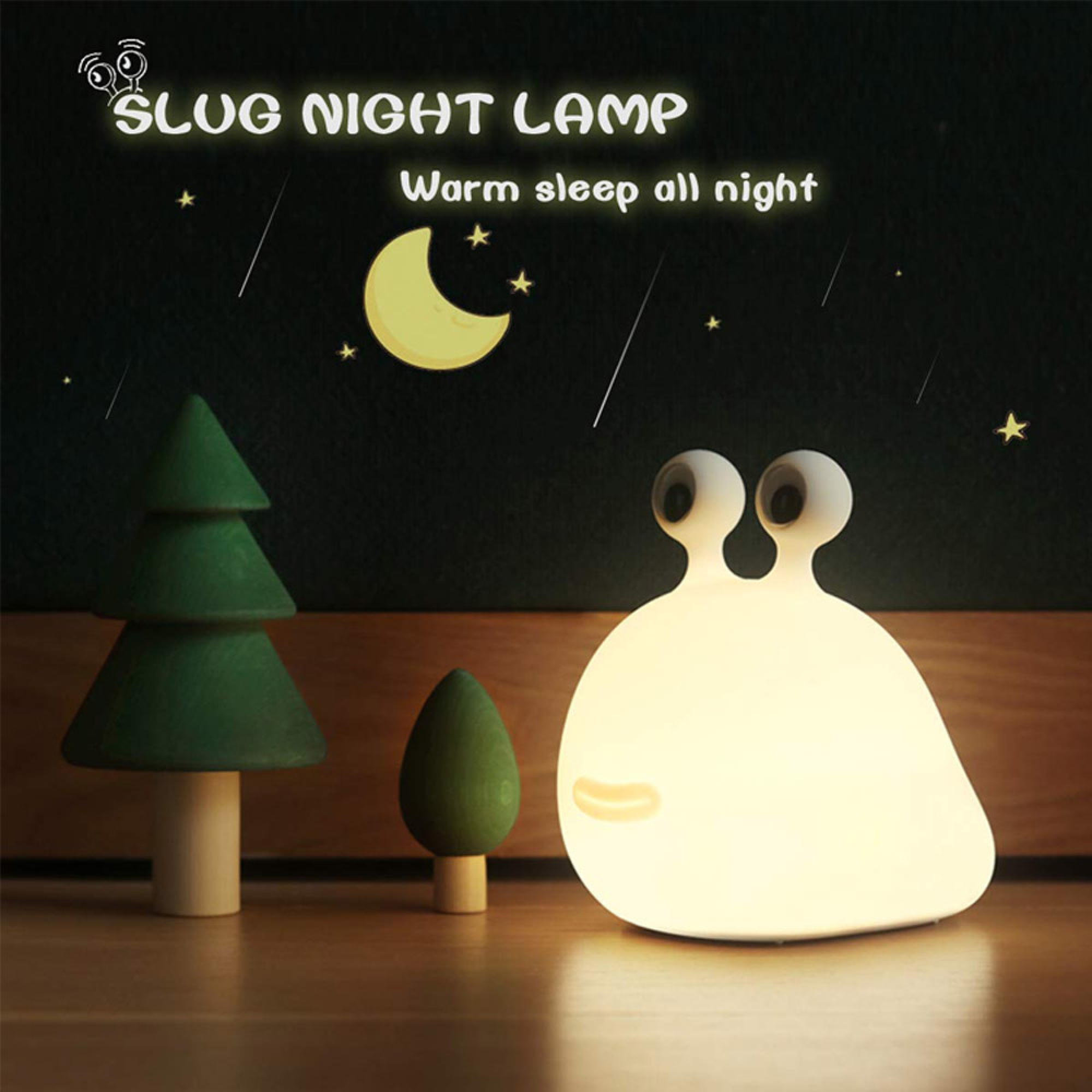 Eine leuchtende schneckenförmige Nachtlampe neben zwei Holzspielzeugbäumen vor Mond und Sternen.