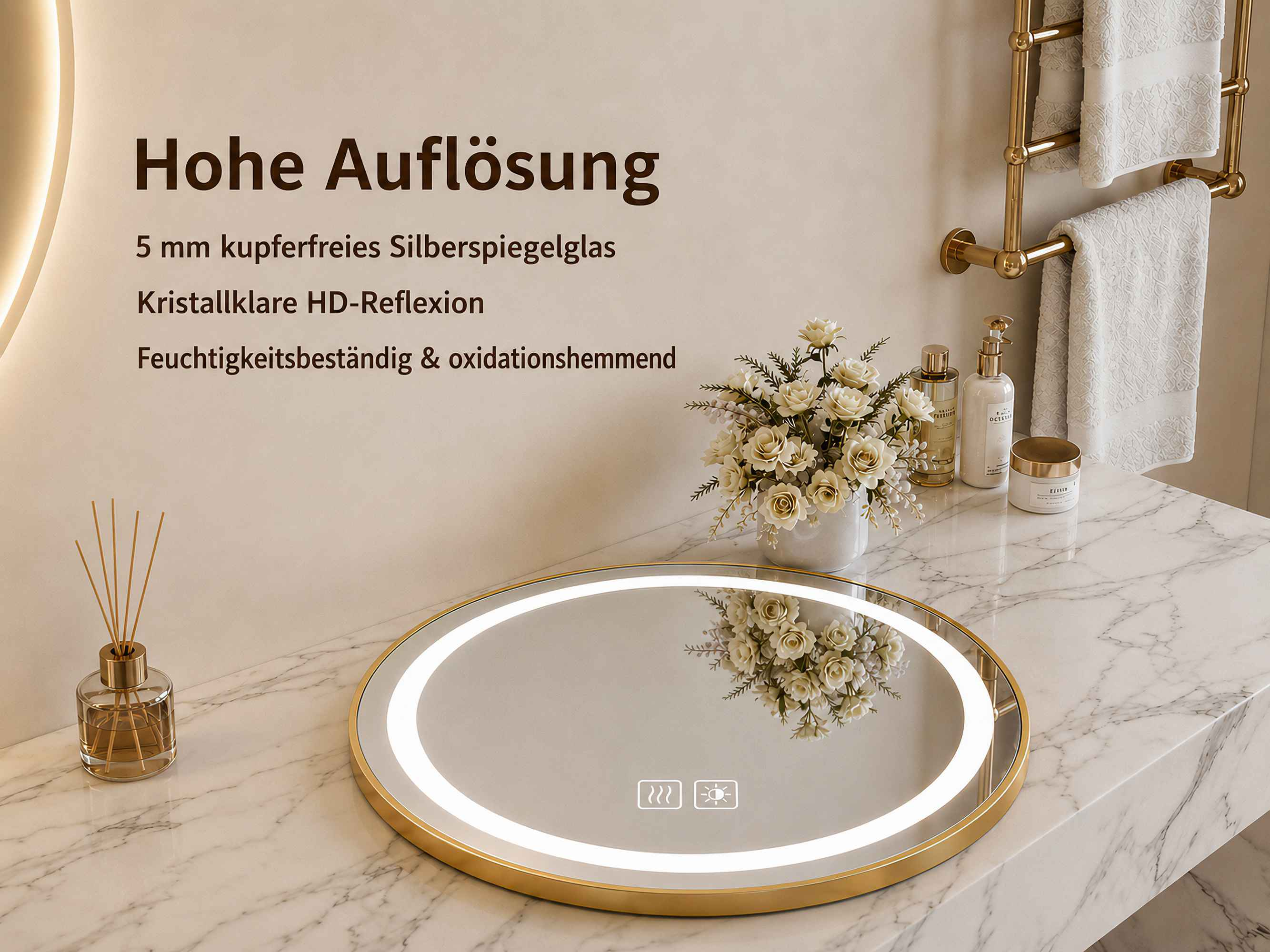 Runder LED-Spiegel mit Goldrahmen auf Marmorplatte, mit Blumen und Text.
