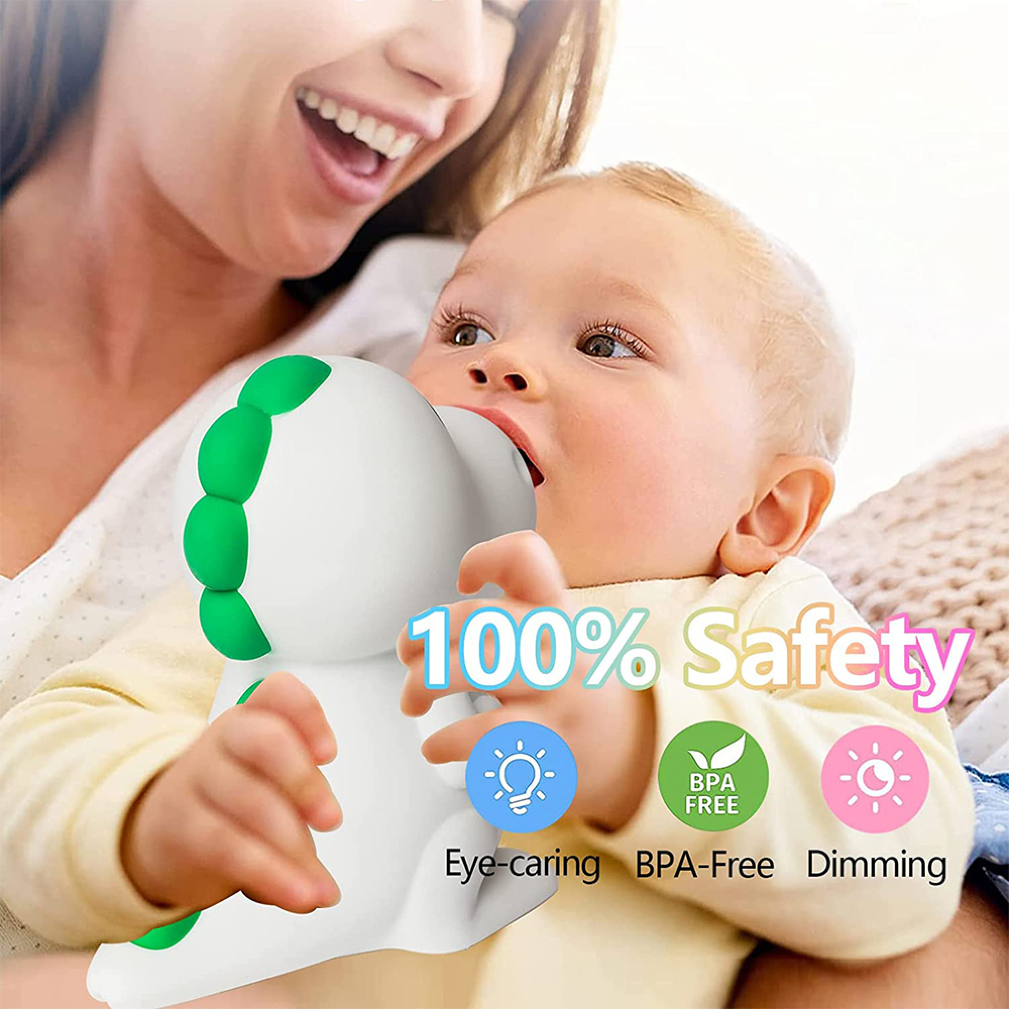 Ein glückliches Baby hält ein weiß-grünes Dinosaurier-Nachtlicht, mit Symbolen für Sicherheit und Funktionen.