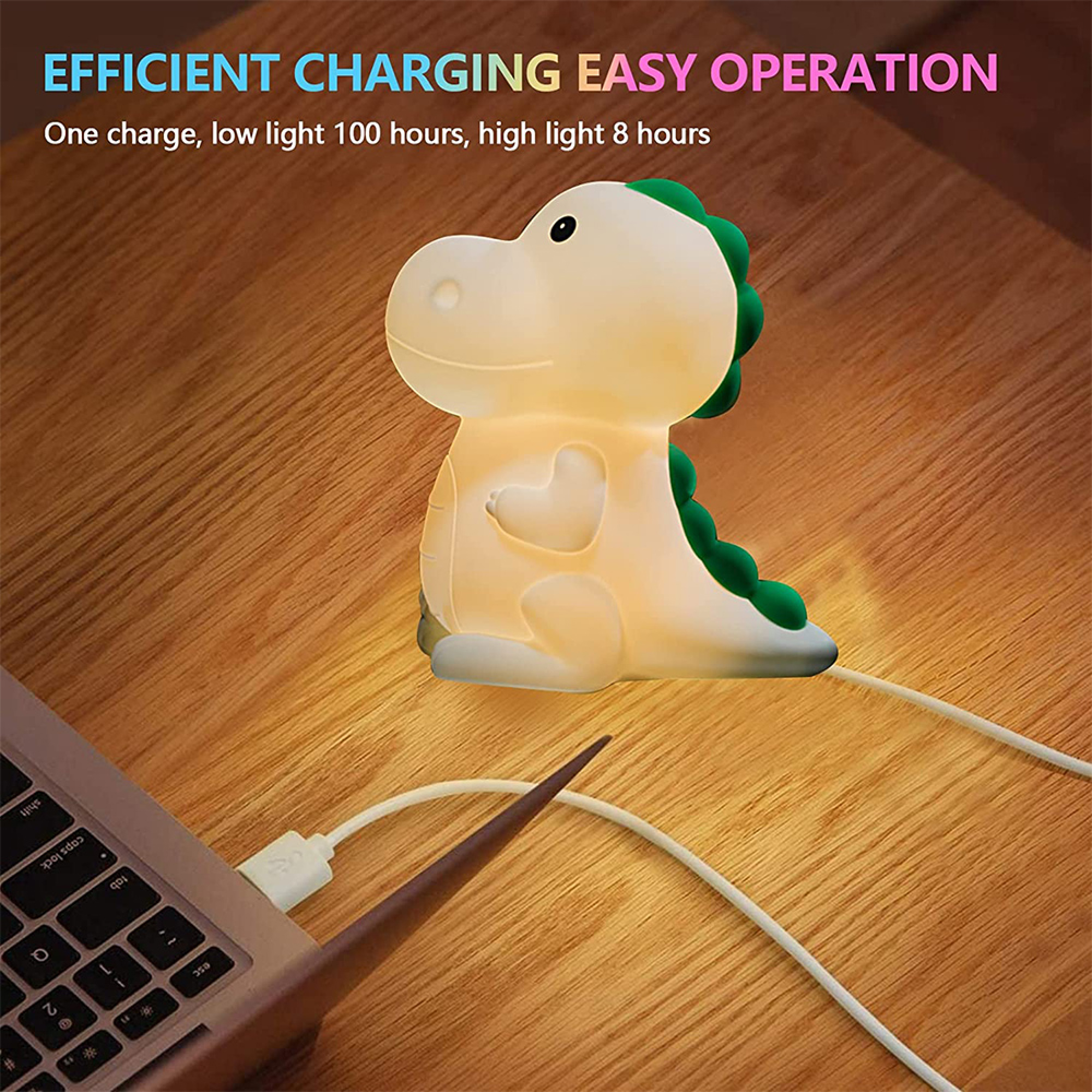 Eine grüngelbe Dinosaurier-Nachtlampe auf Holz, verbunden per USB mit einem Laptop.