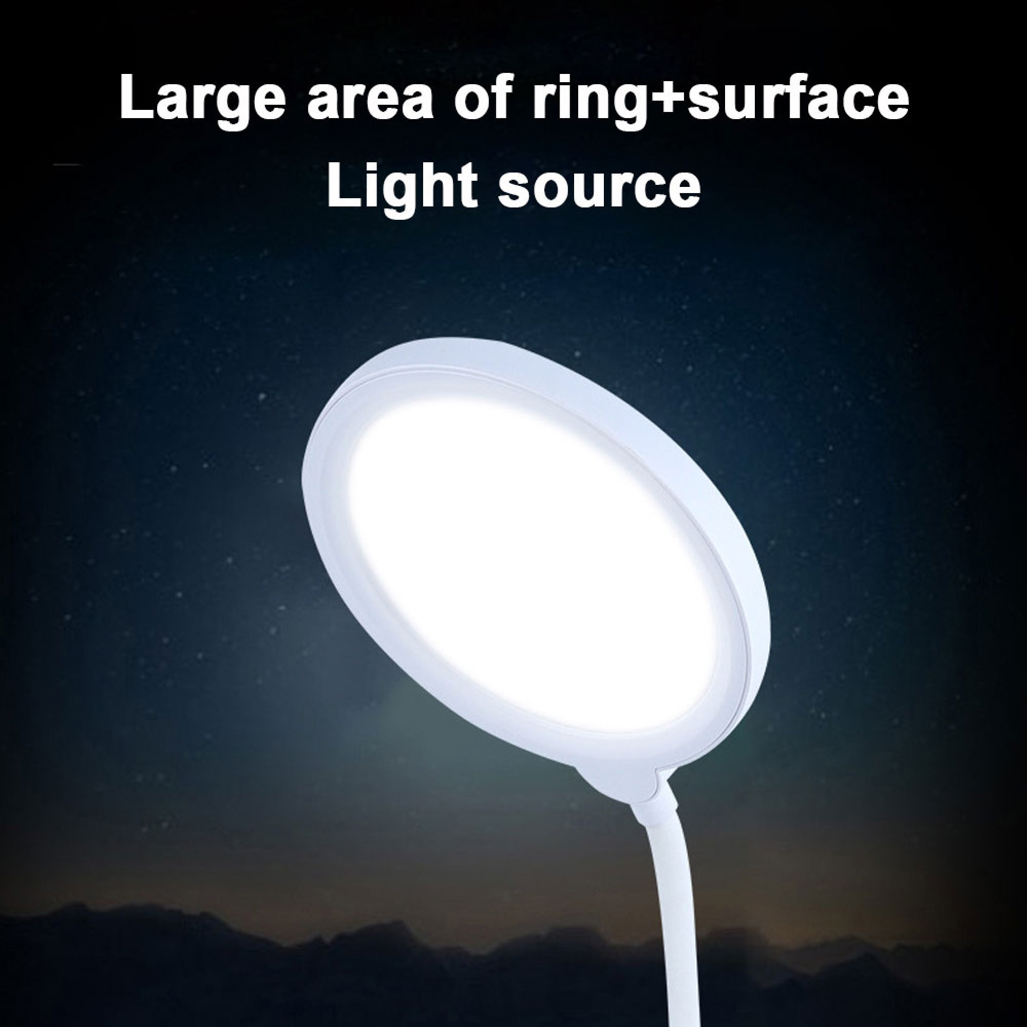 Eine runde weiße LED-Lampe leuchtet vor einem dunklen, sternenklaren Nachthimmel mit Bergen im Hintergrund.