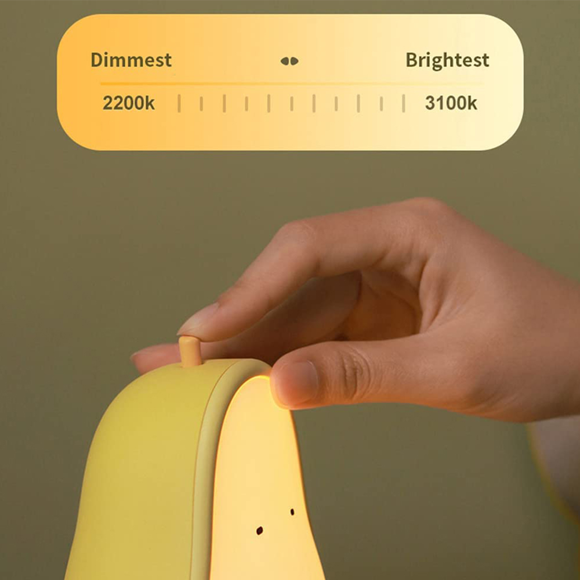 Eine Hand berührt eine kleine gelbe Lampe, während oben ein Helligkeits- und Farbtemperaturregler zu sehen ist.