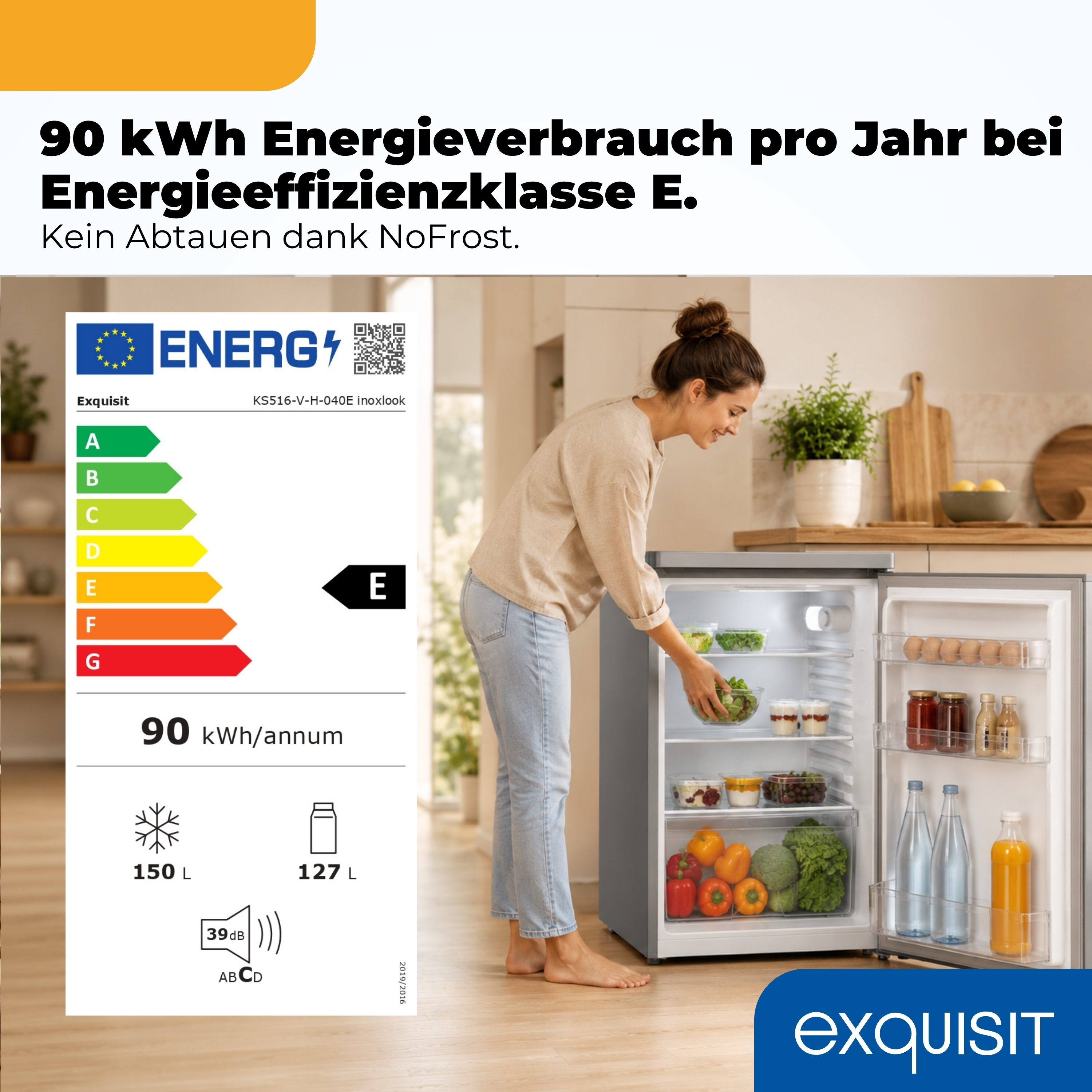 Frau öffnet einen grauen Exquisit Kühlschrank in einer Küche mit Energieeffizienzklasse E.