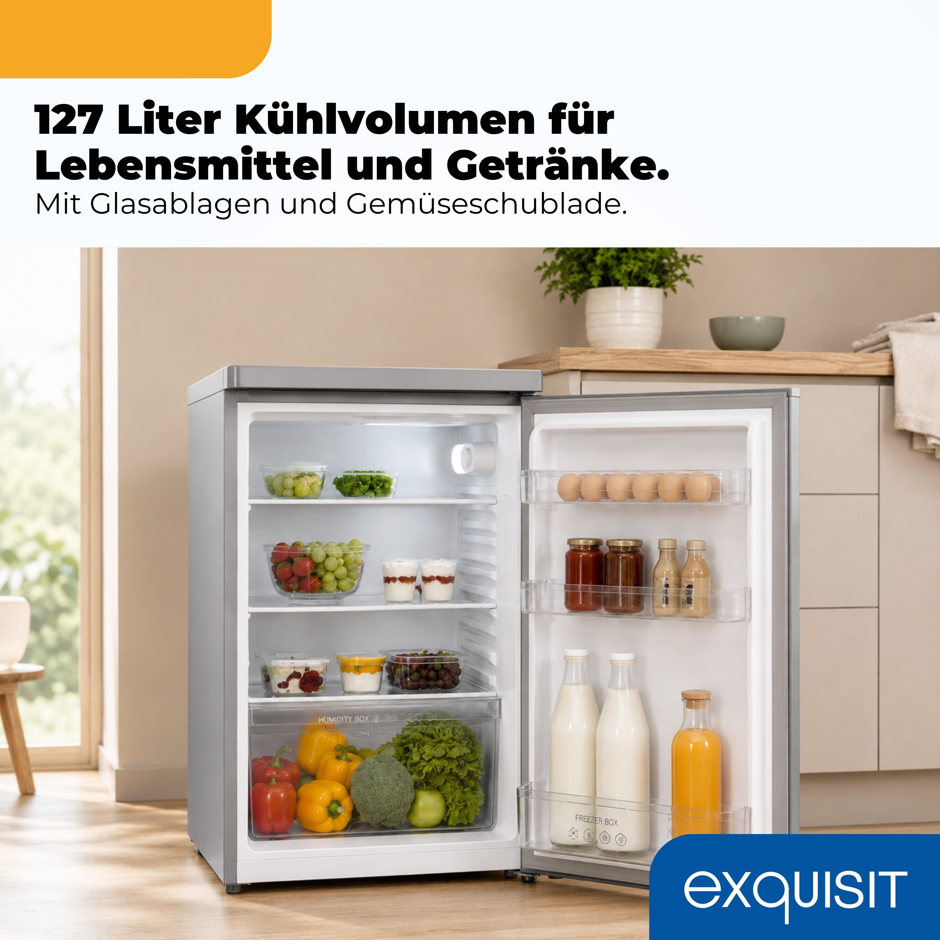 Ein offener silberner Kühlschrank voll mit Lebensmitteln wie Obst, Gemüse, Milch und Joghurt in einer modernen Küche.