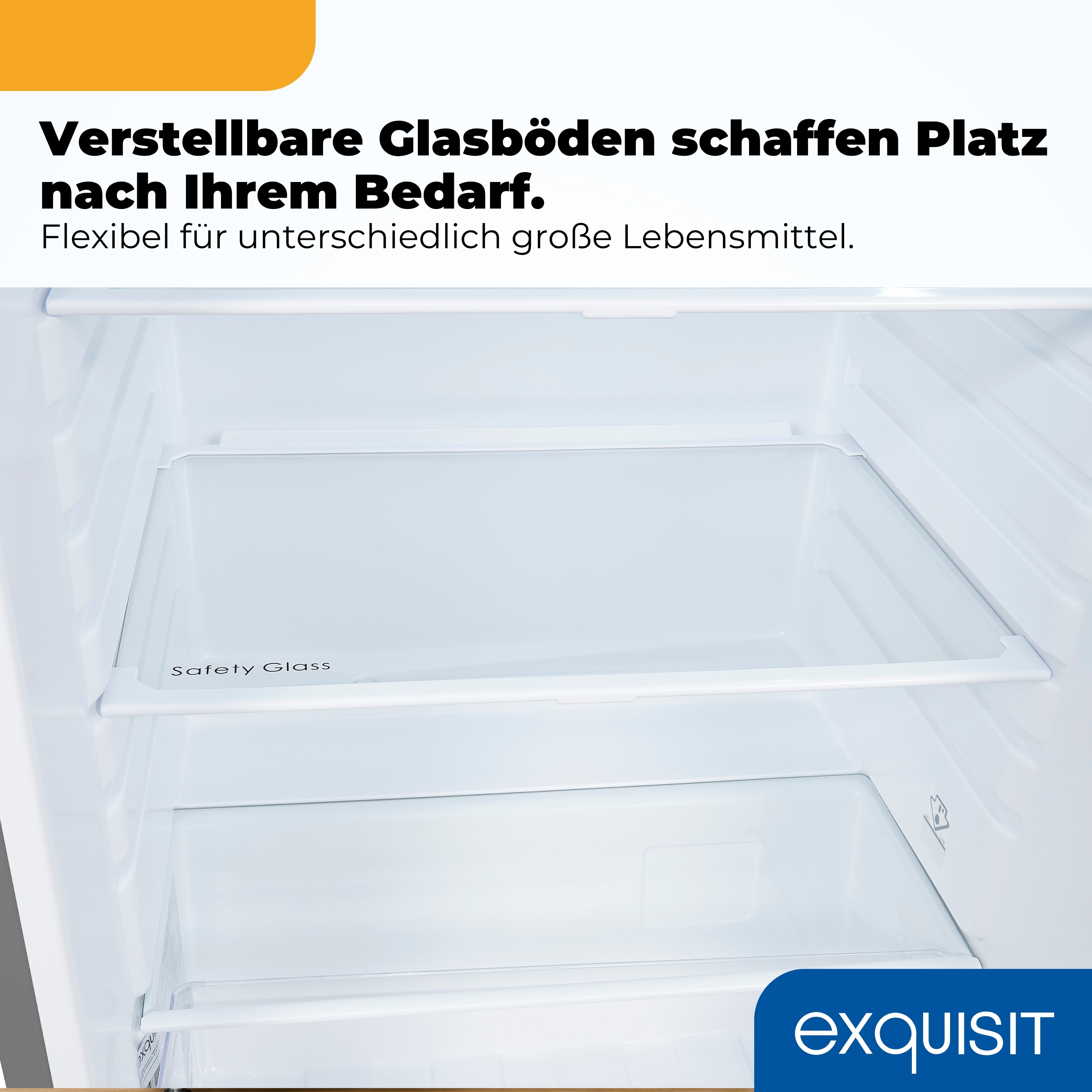 Verstellbare Glasböden im offenen, leeren weißen Kühlschrank mit Text und Exquisit-Logo.