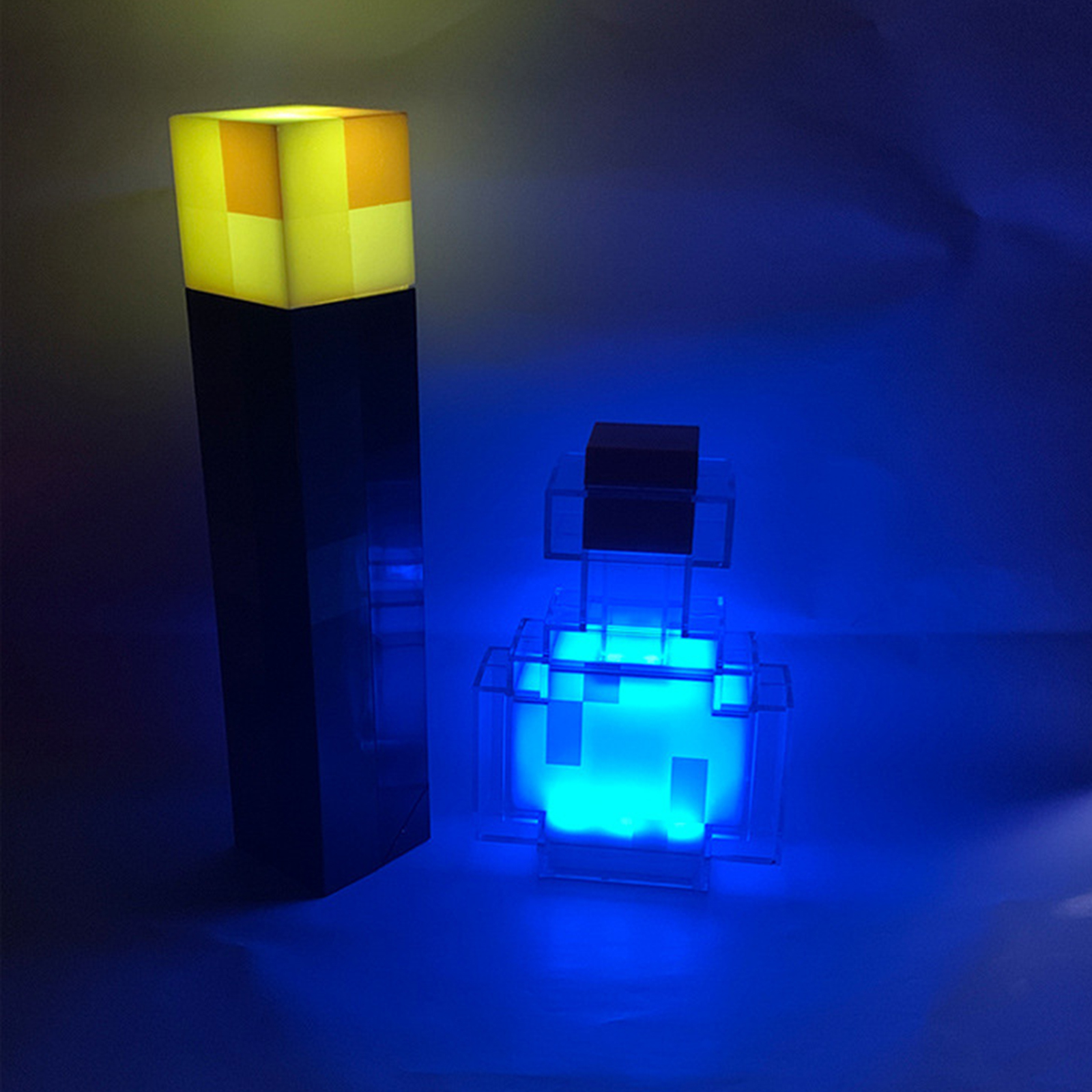 Eine Minecraft-Fackel und eine leuchtende blaue Trankflasche stehen auf einer dunklen Oberfläche.