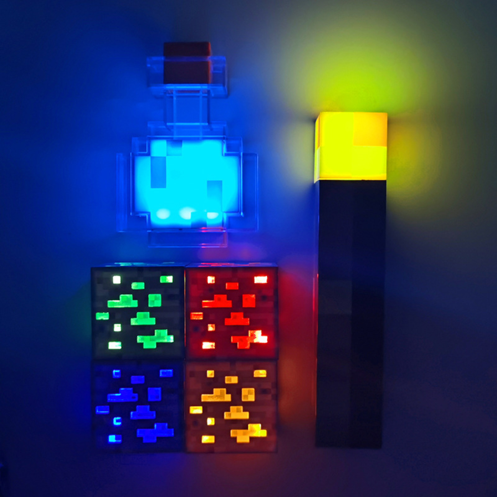 Minecraft-LED-Leuchten mit einem blauen Trank, einer gelben Fackel und vier leuchtenden Erzblöcken.