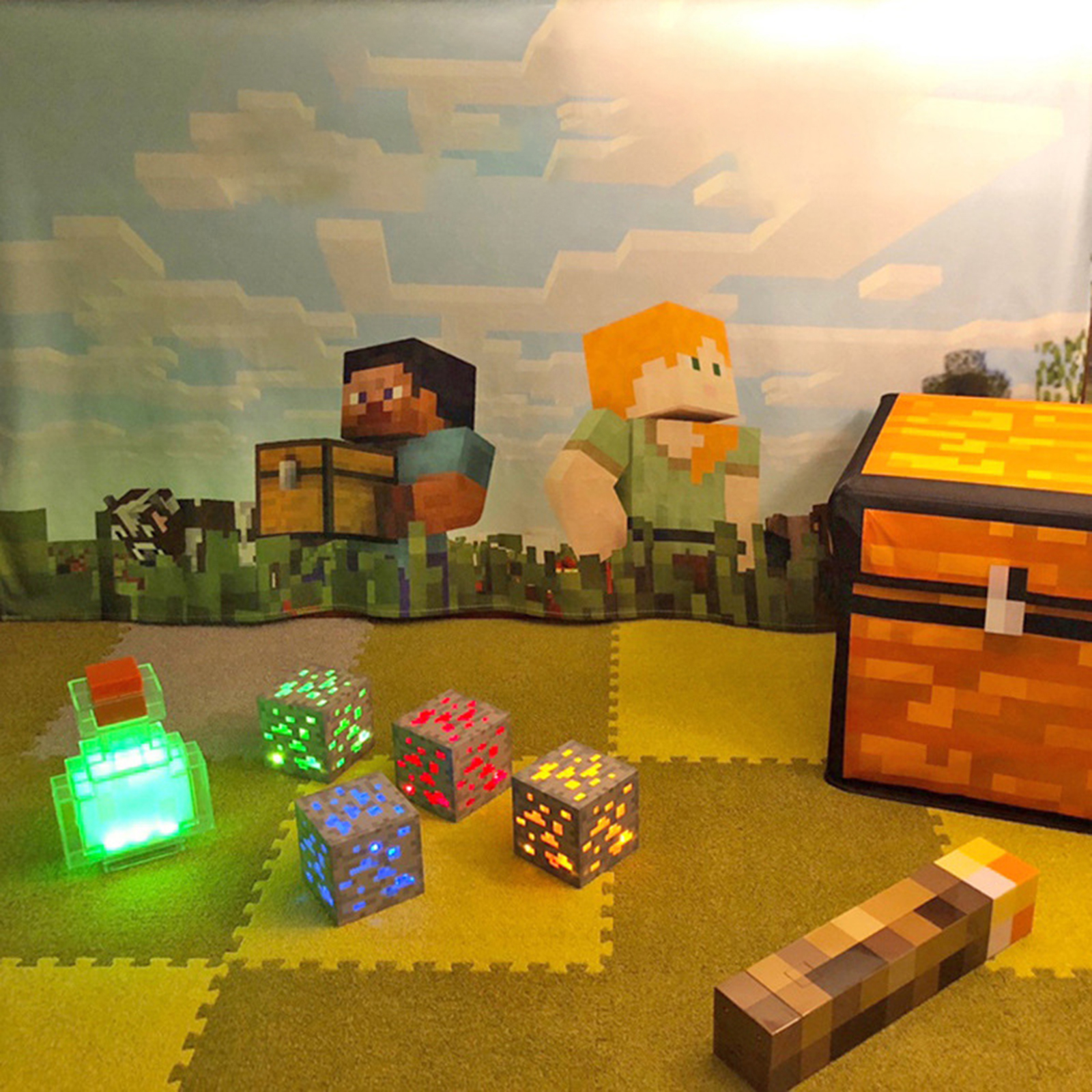 Minecraft-Kulisse mit leuchtenden Erzen, einer Potion, einer Kiste und einer Fackel auf dem Boden.