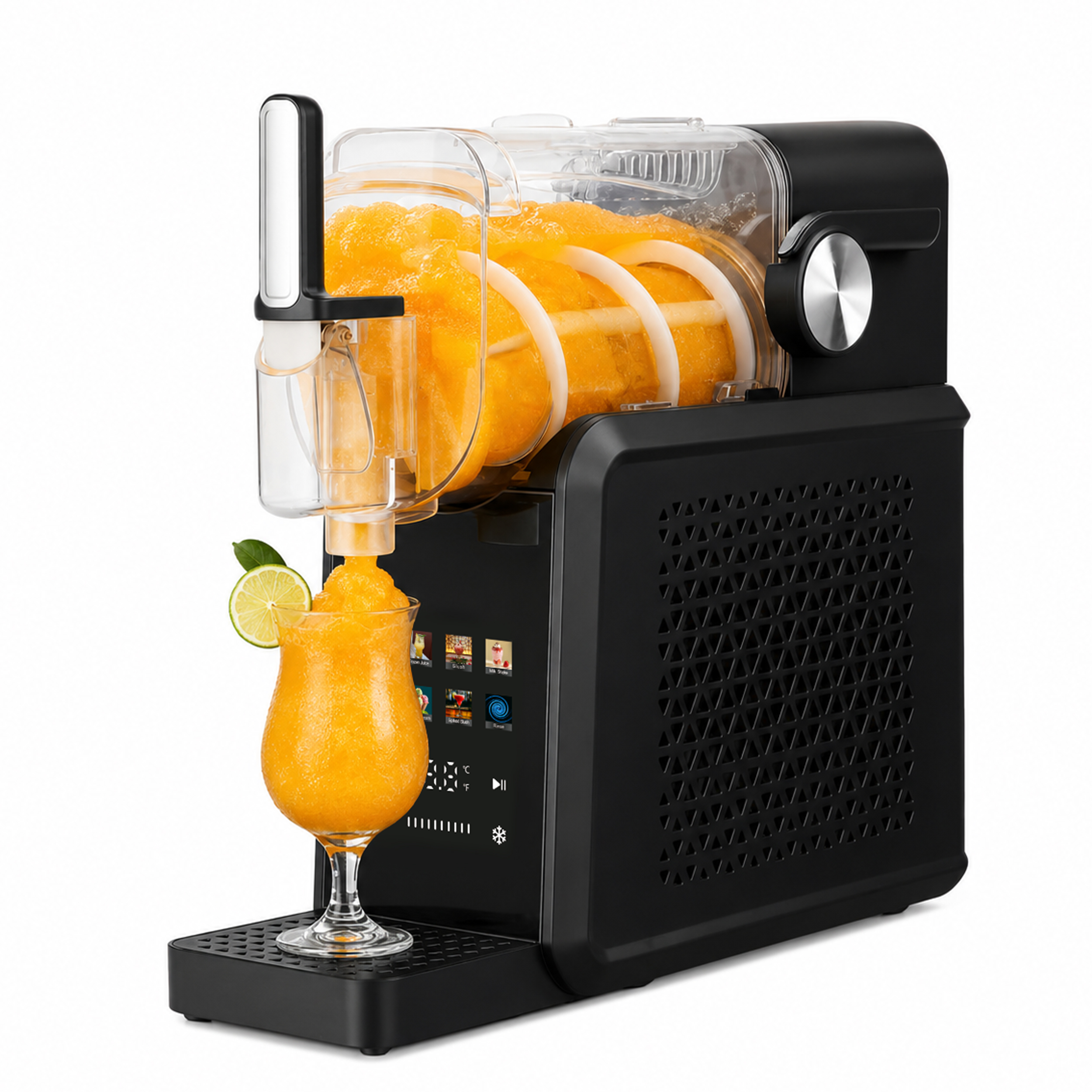 Eine schwarze Slush-Maschine füllt Orangeneis in ein Glas mit Limette, vor weißem Hintergrund.