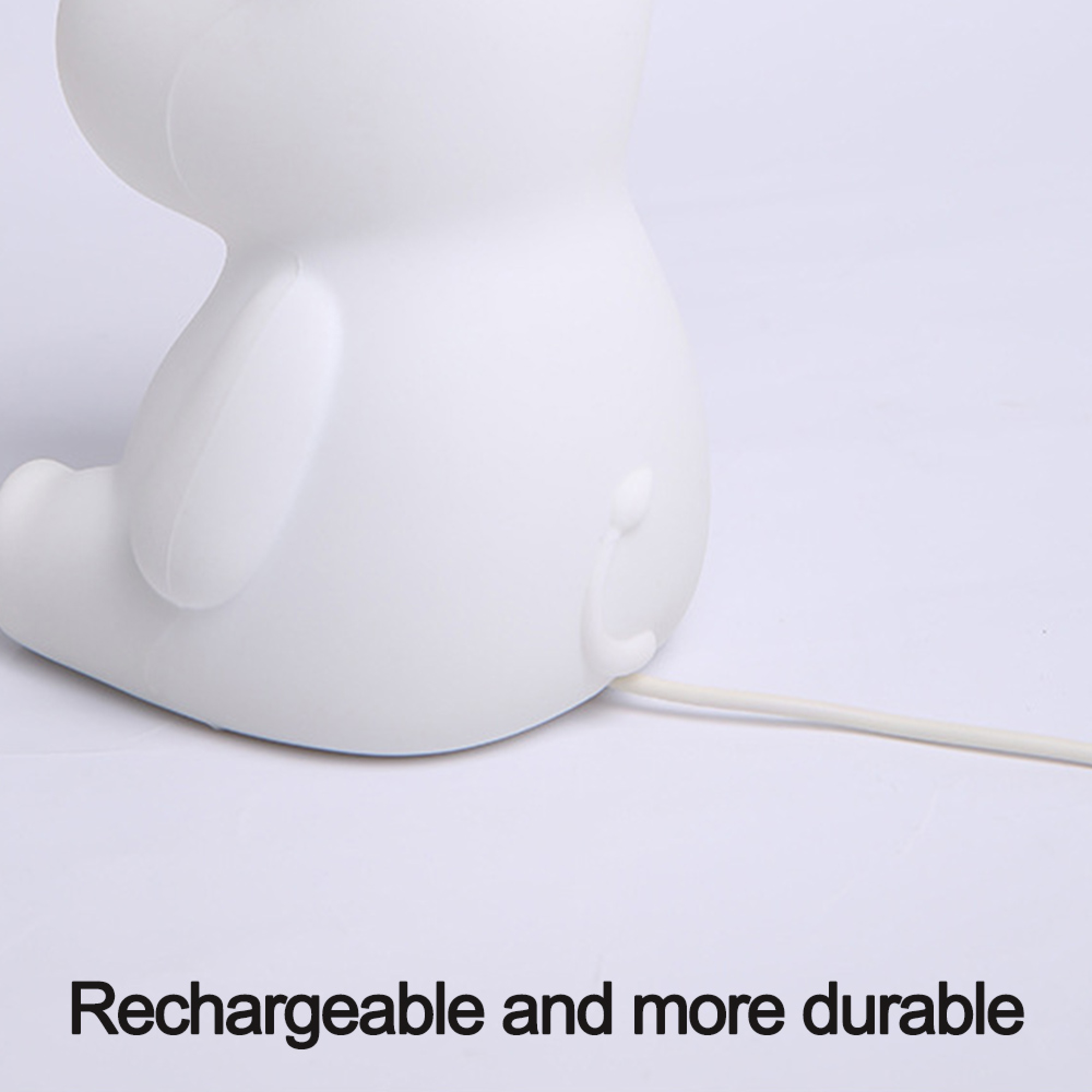Eine weiße Silikonlampe in Tierform sitzt auf weißem Grund mit einem Ladekabel und Text unten.