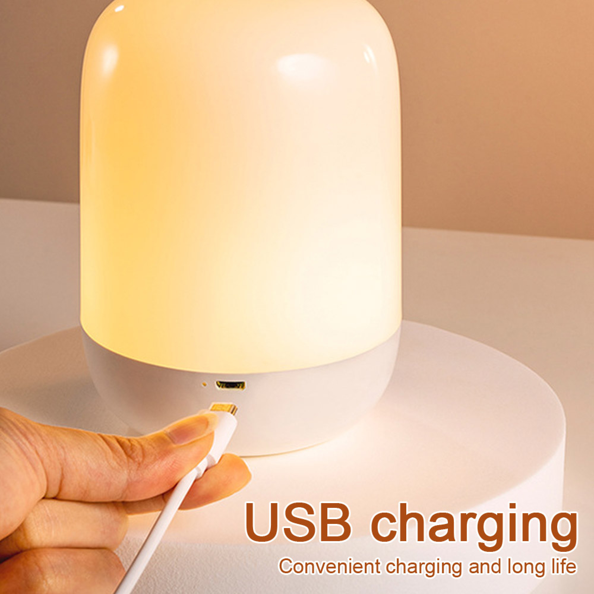 Hand verbindet ein USB-Ladekabel mit einer weißen Nachtlampe.