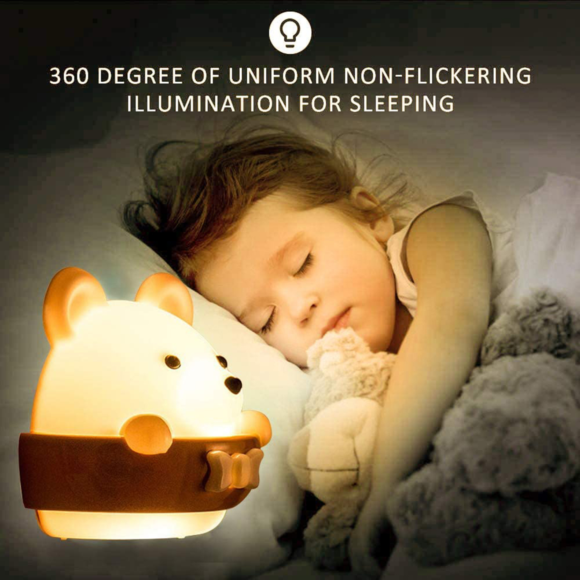 Ein Kind schläft friedlich neben einer hell leuchtenden, bärenförmigen Nachtlampe im Bett.