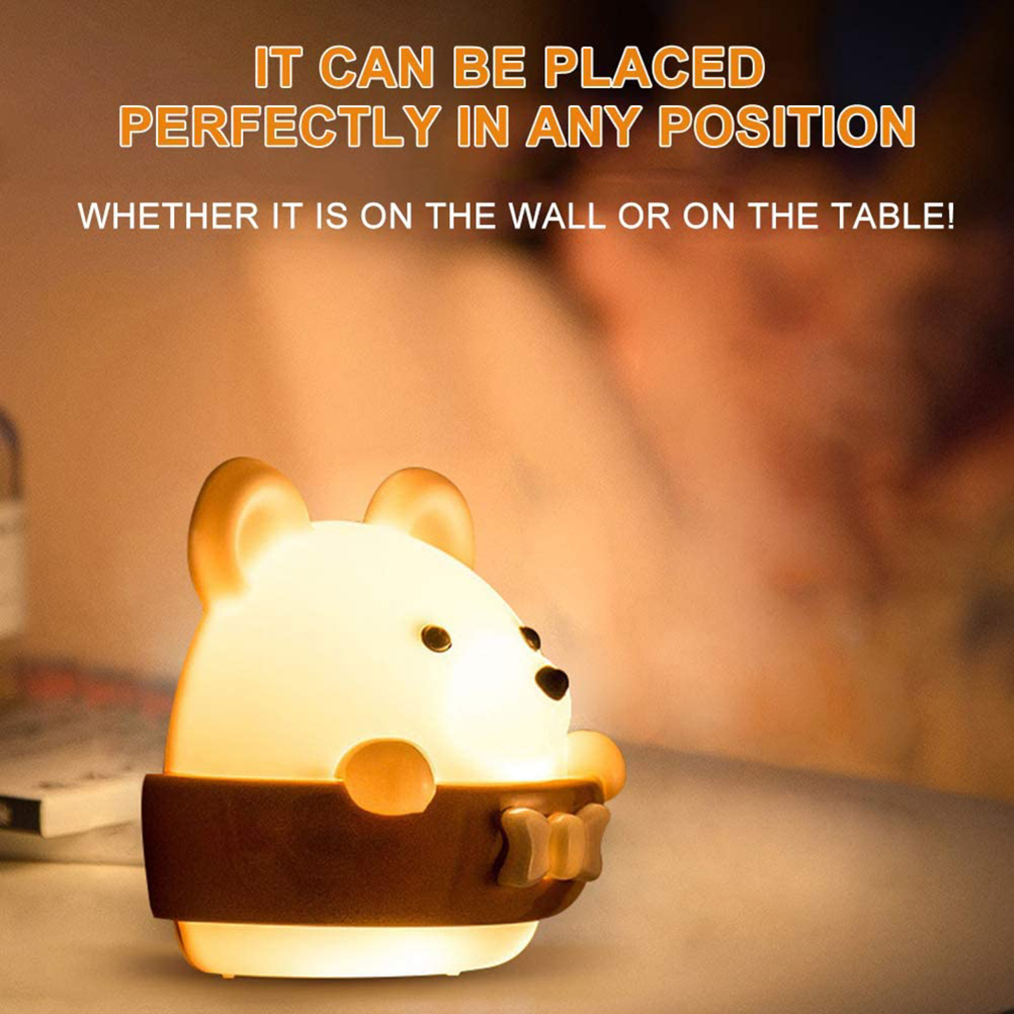 Eine kleine, leuchtende Bärenlampe steht auf einem Tisch in einem warm beleuchteten Raum.