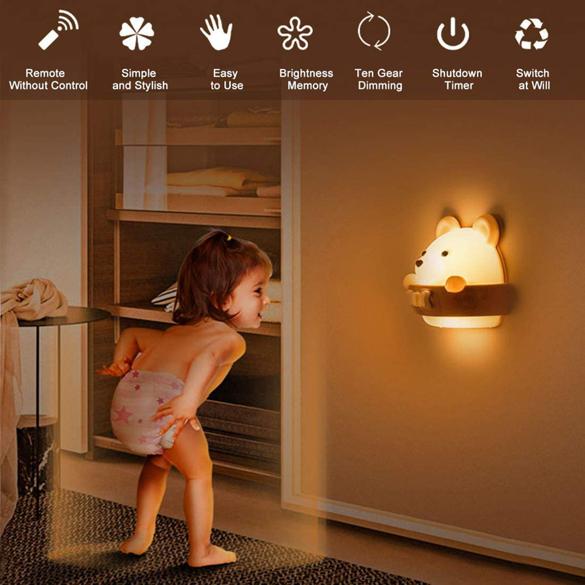 Kleinkind in Windel schaut auf eine Bären-Nachtlampe an der Wand.