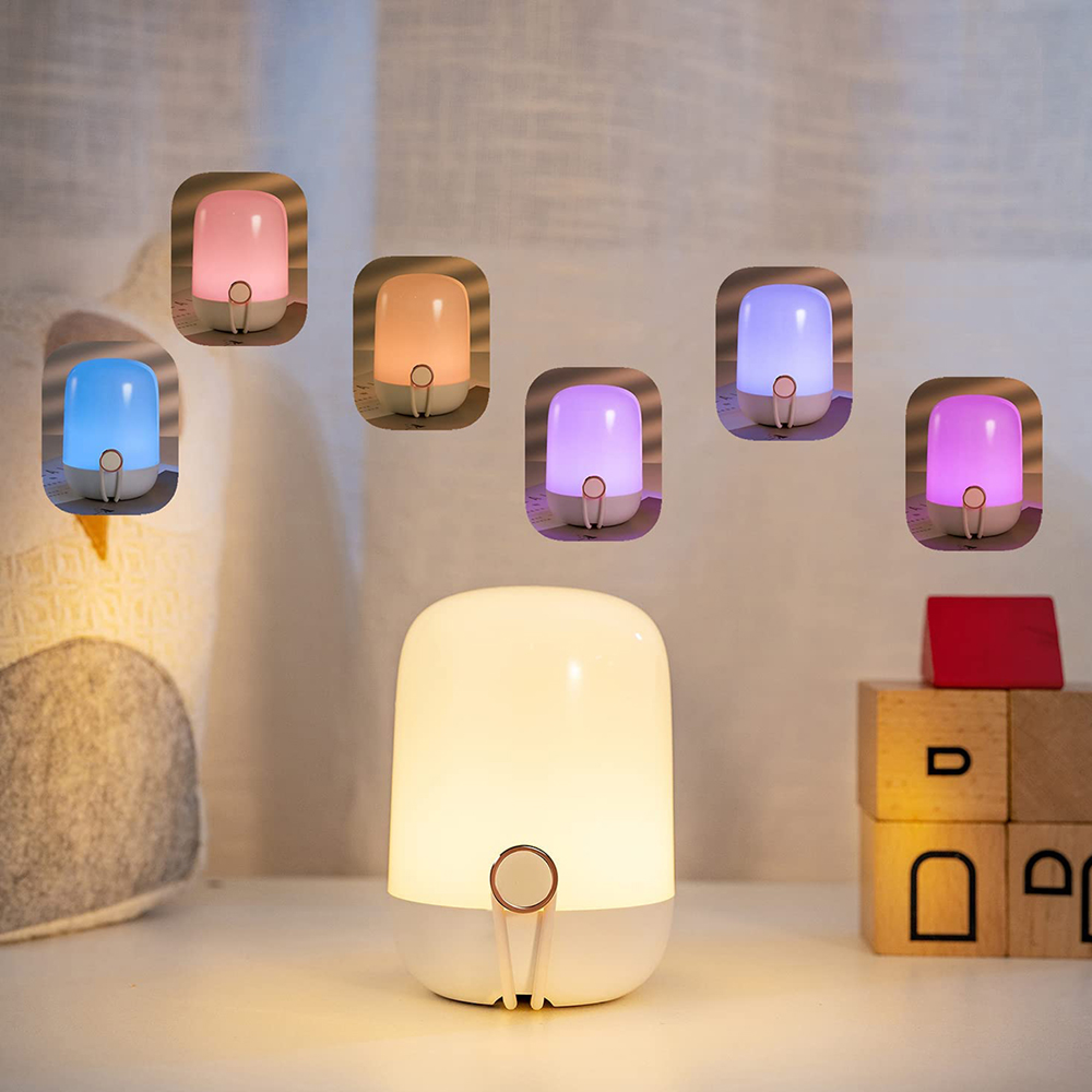 Eine kleine weiße Nachttischlampe mit einem ringförmigen Knopf, gezeigt mit verschiedenen farbigen Leuchteinstellungen.