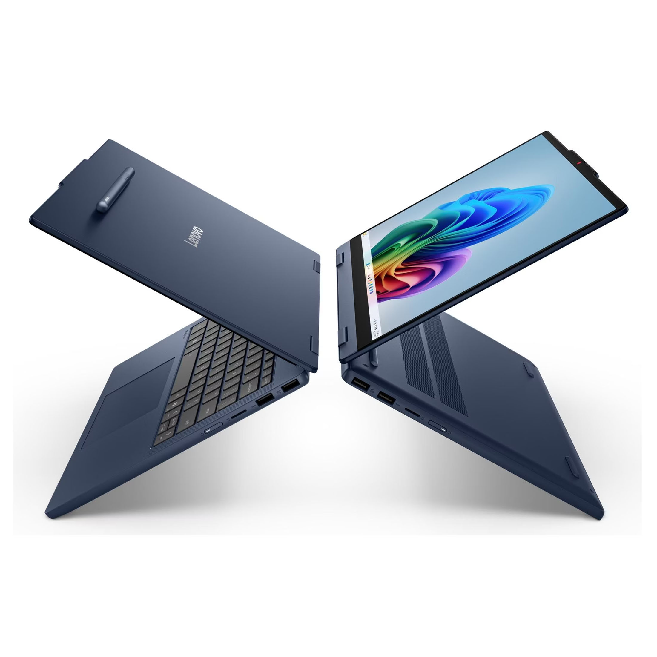 Zwei blaue Lenovo-Laptops, einer zeigt die Tastatur mit Stift, der andere den farbigen Bildschirm.