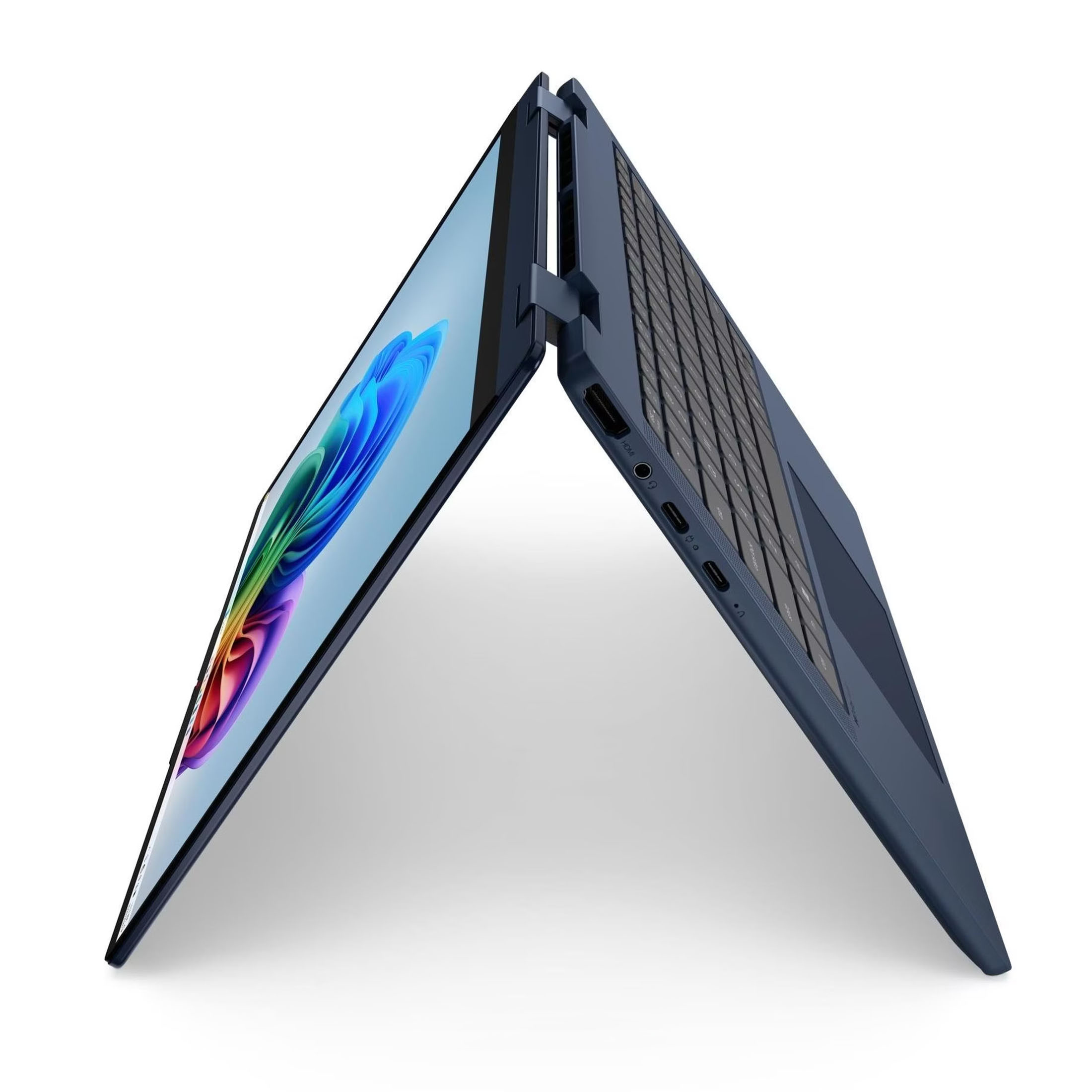 Ein blaues Convertible-Laptop steht teilweise im Zeltmodus gefaltet auf weißem Hintergrund mit farbigem Bildschirm.
