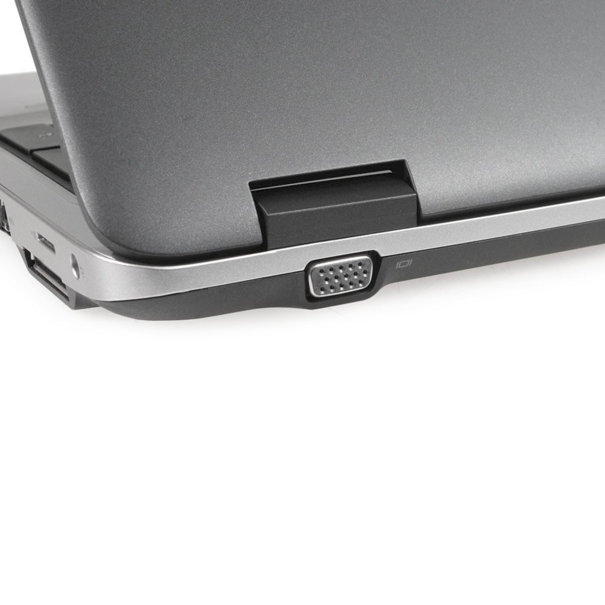 Nahaufnahme der Rückseite eines silbernen Laptops mit sichtbarem VGA-Anschluss und Scharnier.