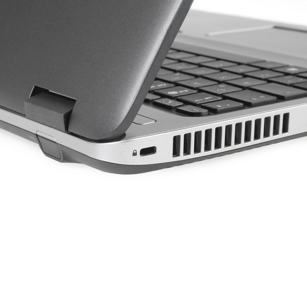Nahaufnahme der Seite eines Laptops mit Schloss-Symbol und Lüftungsschlitzen.