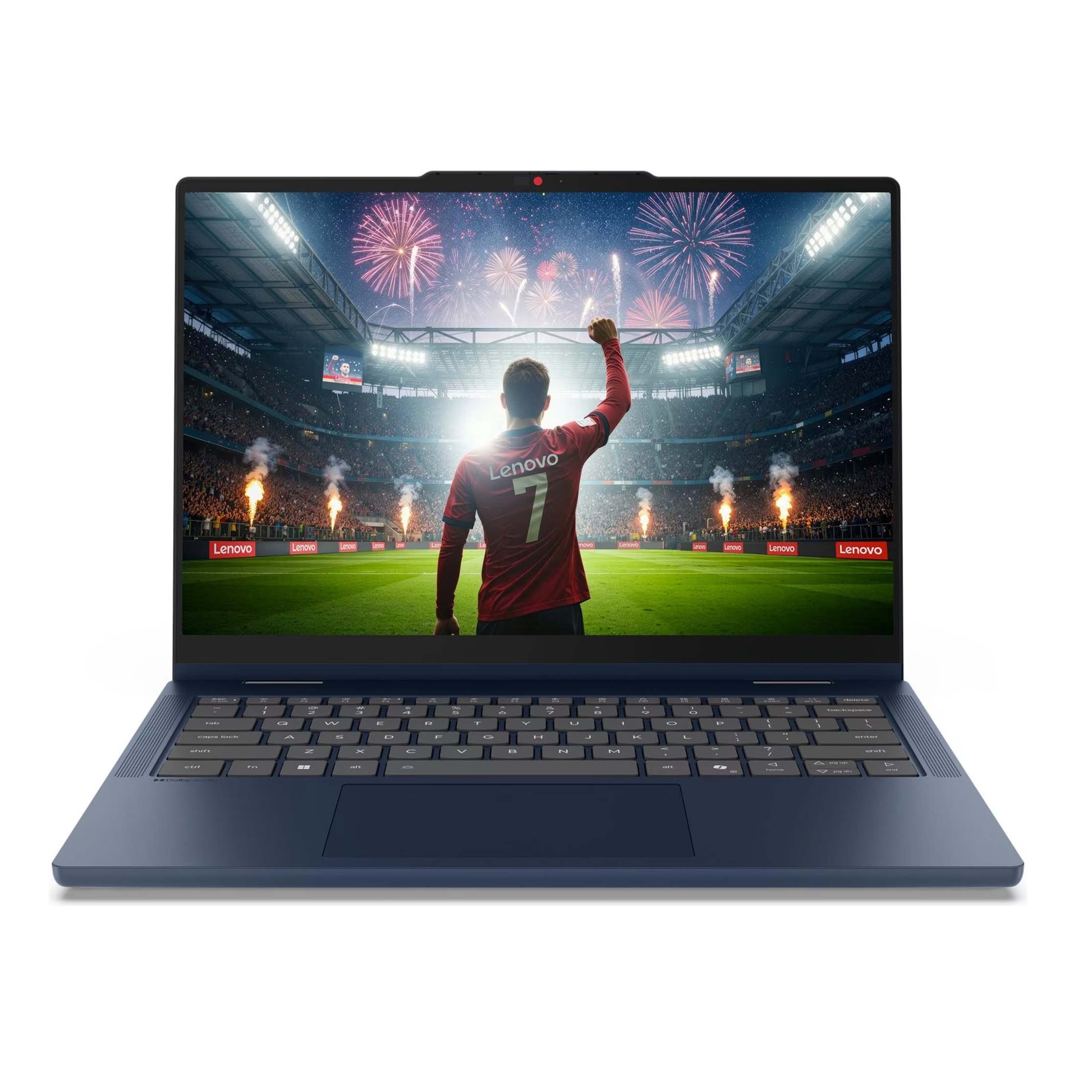 Ein blauer Laptop zeigt ein Fußballspiel im Stadion mit Feuerwerk auf dem Bildschirm.