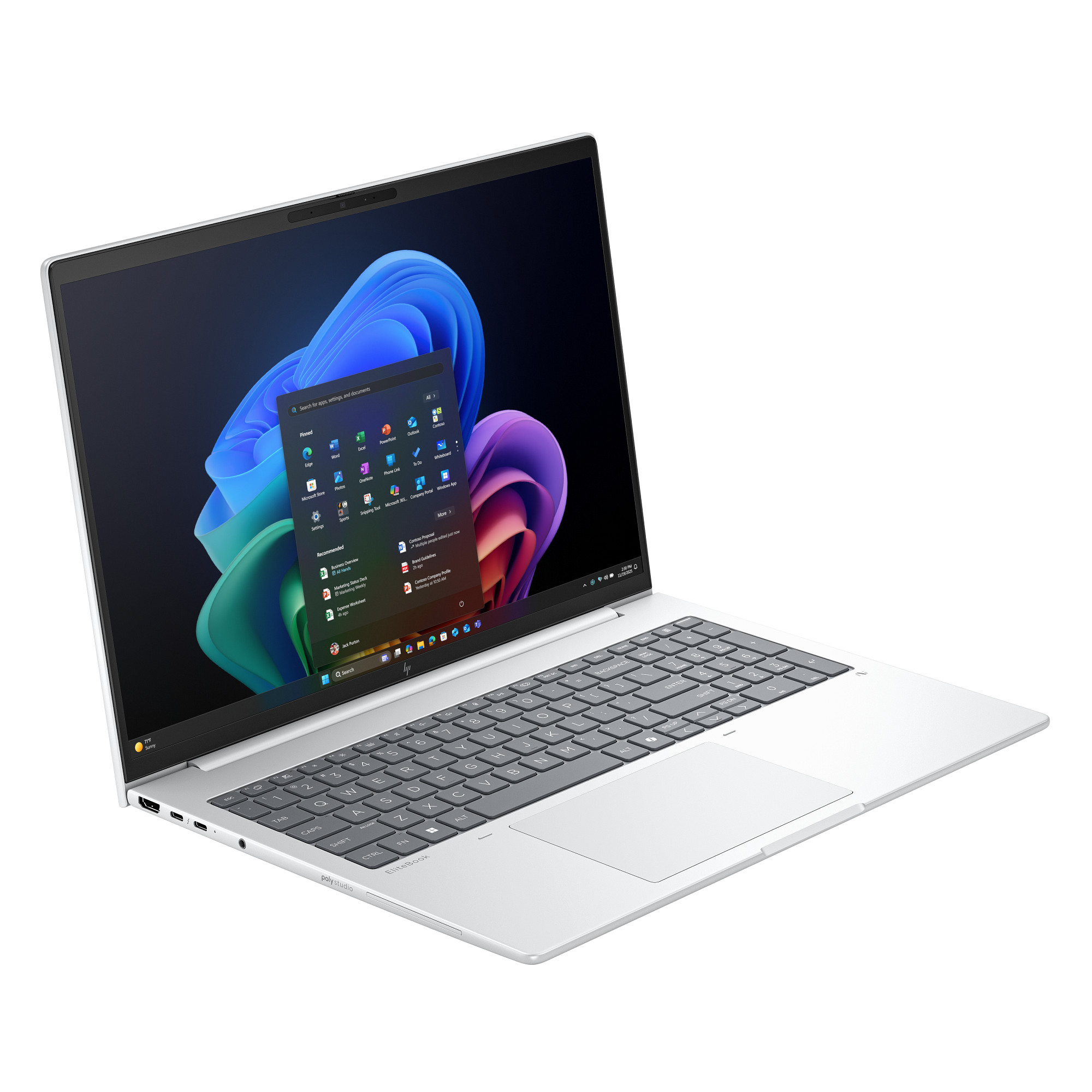 Ein silberner Laptop mit weißer Tastatur auf weißem Hintergrund, auf dem Bildschirm ist ein Windows 11 Startmenü zu sehen.