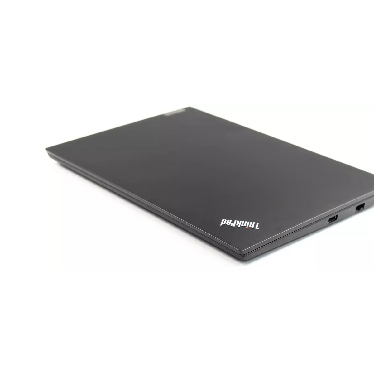 Ein geschlossener schwarzer ThinkPad-Laptop aus niedriger Perspektive auf weißem Hintergrund.