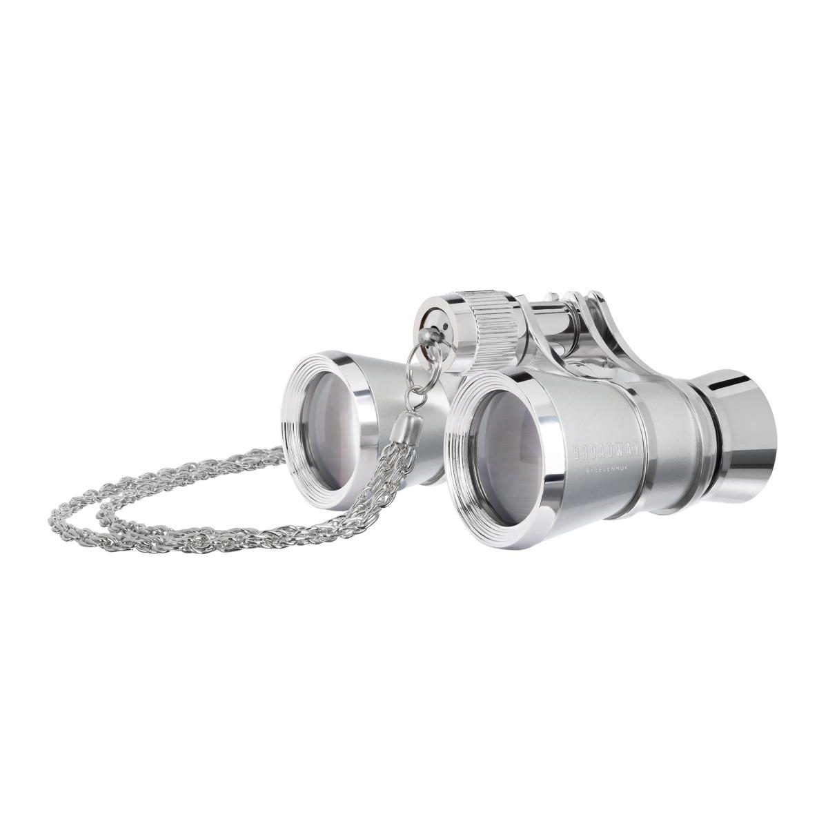 Glänzendes Silber Theaterglas mit einer dekorativen Kette auf weißem Hintergrund.