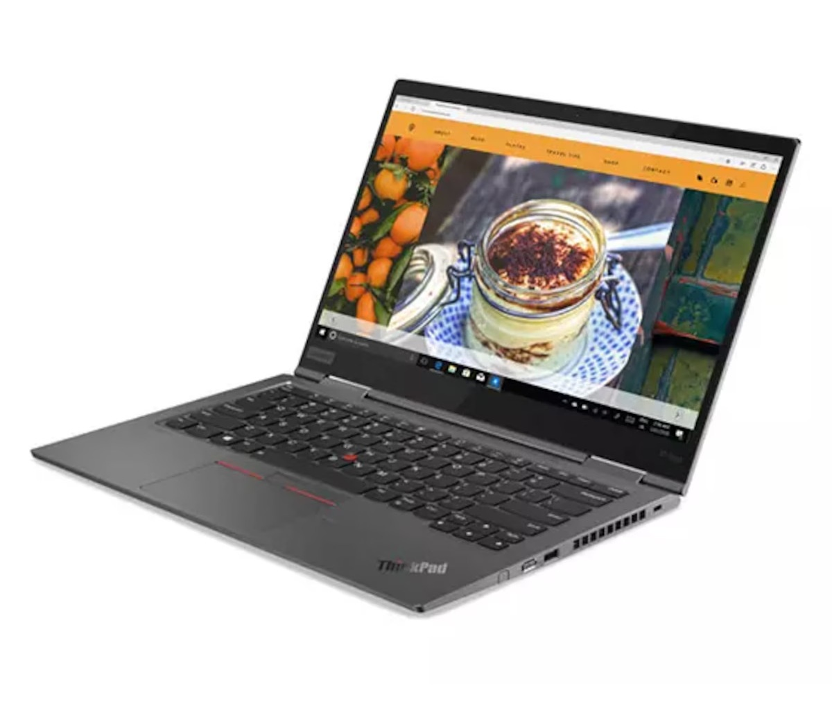 Ein grauer Laptop auf weißem Hintergrund zeigt eine Website mit Mandarinen und einem Dessert im Glas.