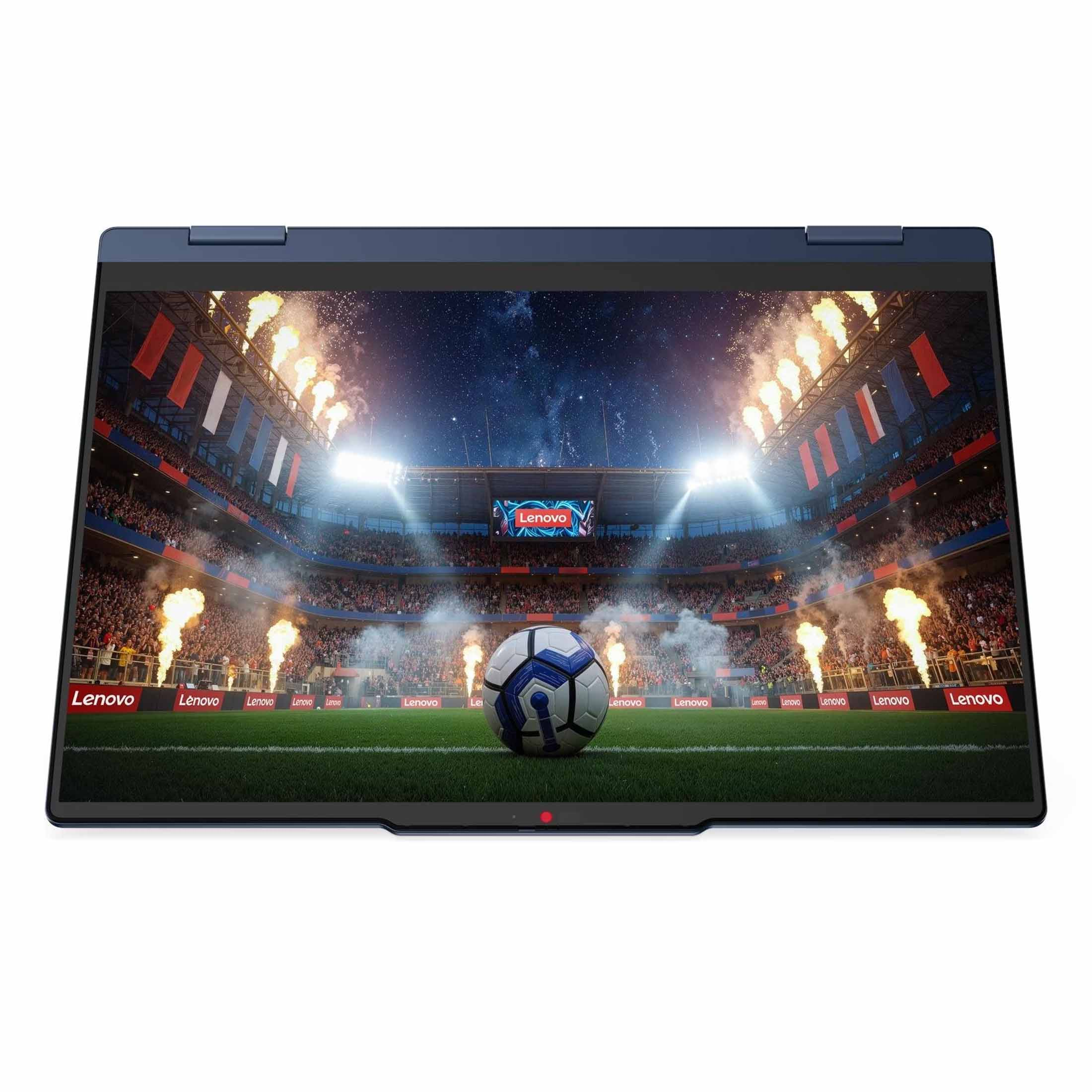 Ein Laptop zeigt ein Fußballspiel im Stadion mit Feuerwerk und einem Ball im Vordergrund.