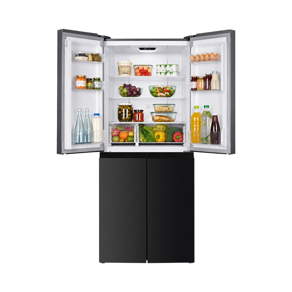 Un frigorifero nero aperto e ben rifornito di verdure fresche, frutta, bevande e contenitori.