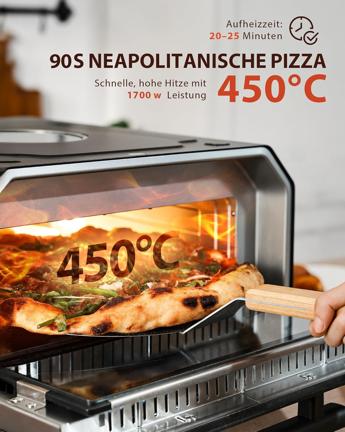 Eine Pizza wird mit einem Holzschieber in einen heißen Ofen geschoben, Text zeigt 450°C.