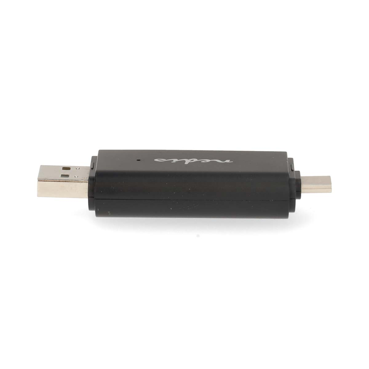 Ein schwarzer USB-Adapter mit einem Typ-A-Stecker links und einem Typ-C-Anschluss rechts auf weißem Grund.