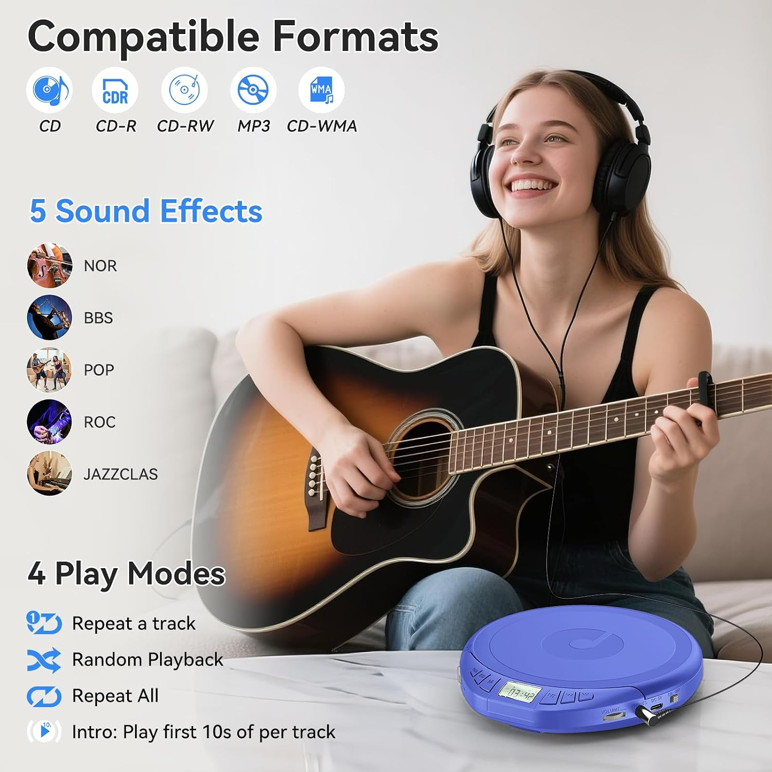 Eine lächelnde Frau mit Kopfhörern spielt Akustikgitarre neben einem blauen CD-Player.