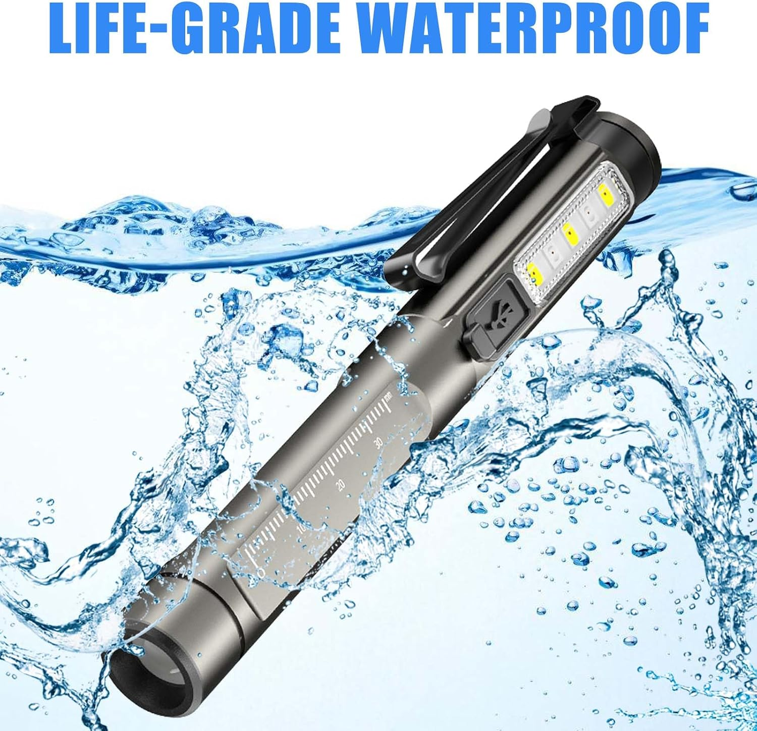 Wasserdichte graue Stiftlampe mit Clip, umgeben von spritzendem Wasser vor weißem Hintergrund.