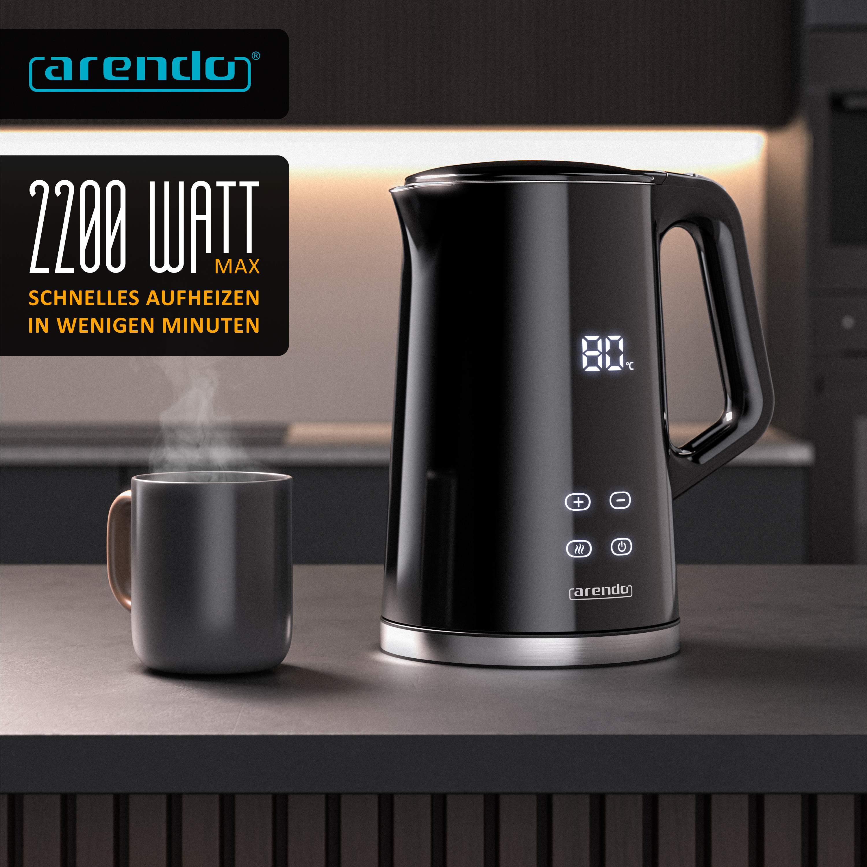Schwarzer elektrischer Wasserkocher mit Digitaldisplay und Tasse auf einer Küchenarbeitsplatte.