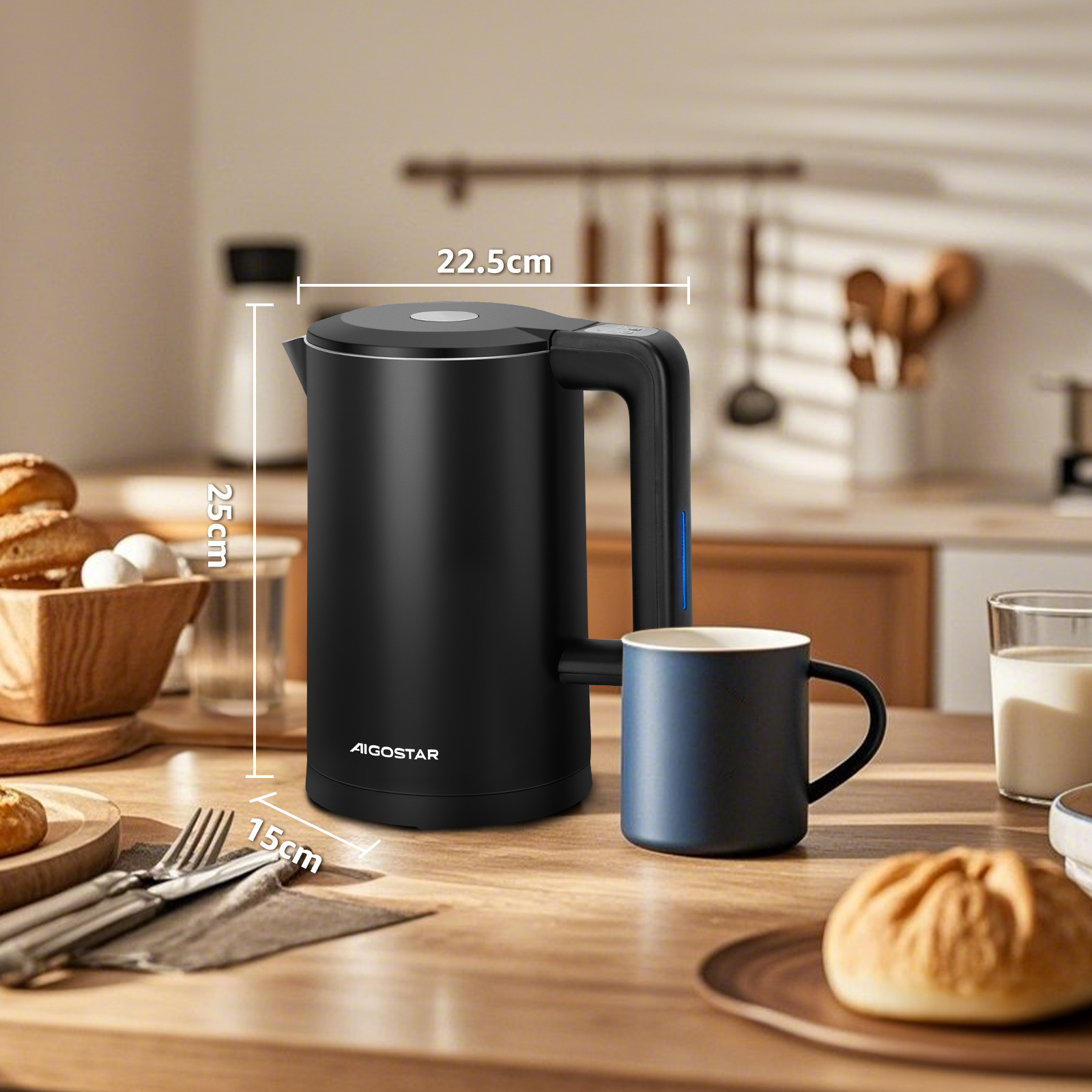 Ein schwarzer Aigostar-Wasserkocher mit Maßangaben steht auf einem Holztisch neben einer blauen Tasse.