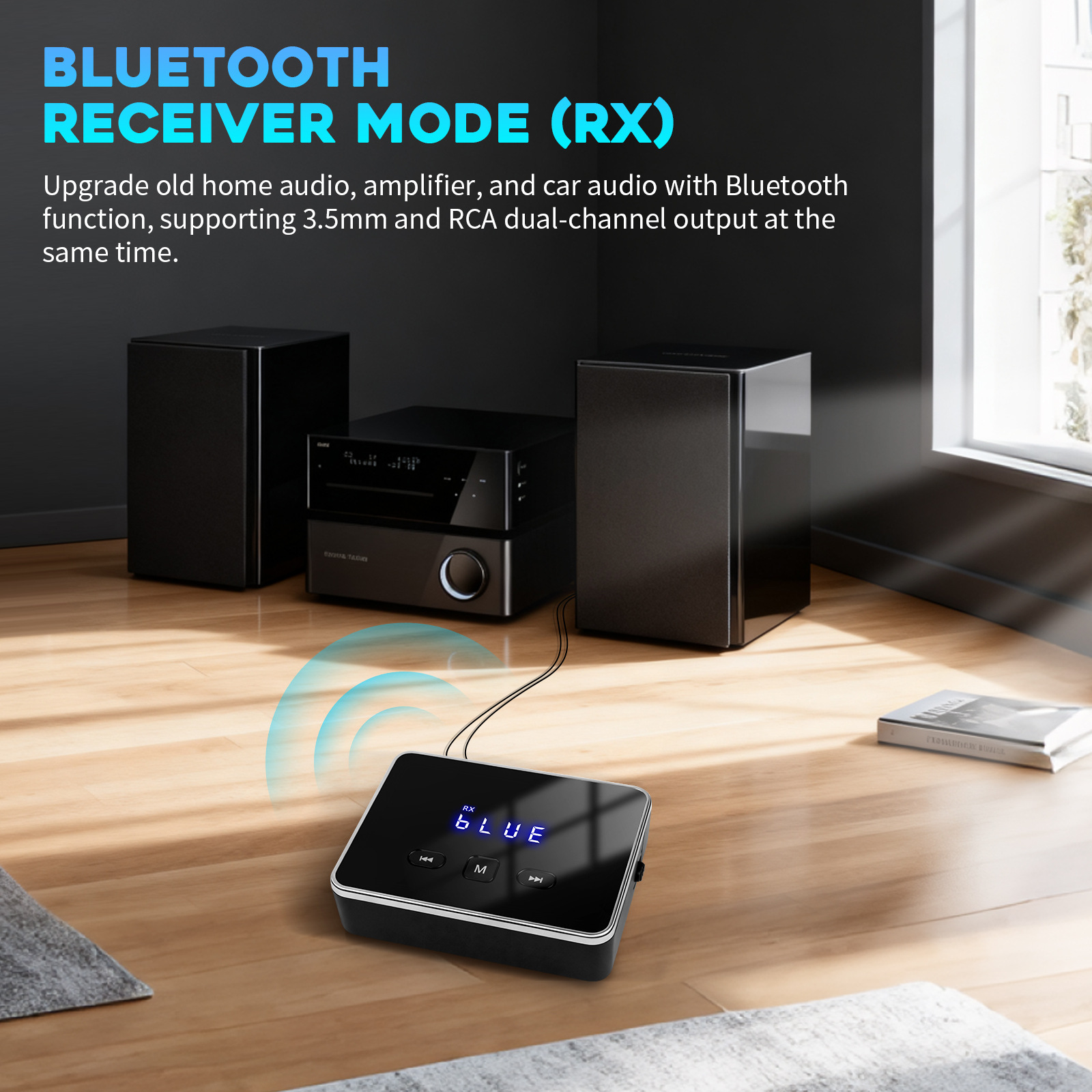 Ein schwarzer Bluetooth-Empfänger auf einem Holzfussboden, verbunden mit einer Heimanlage mit zwei Lautsprechern.
