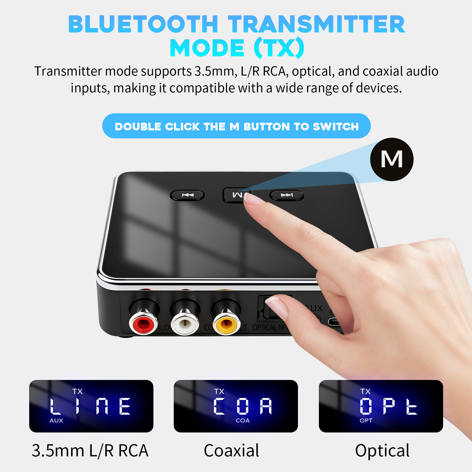 Ein Finger drückt die M-Taste auf einem schwarzen Bluetooth-Transmitter mit verschiedenen Audio-Anschlüssen.
